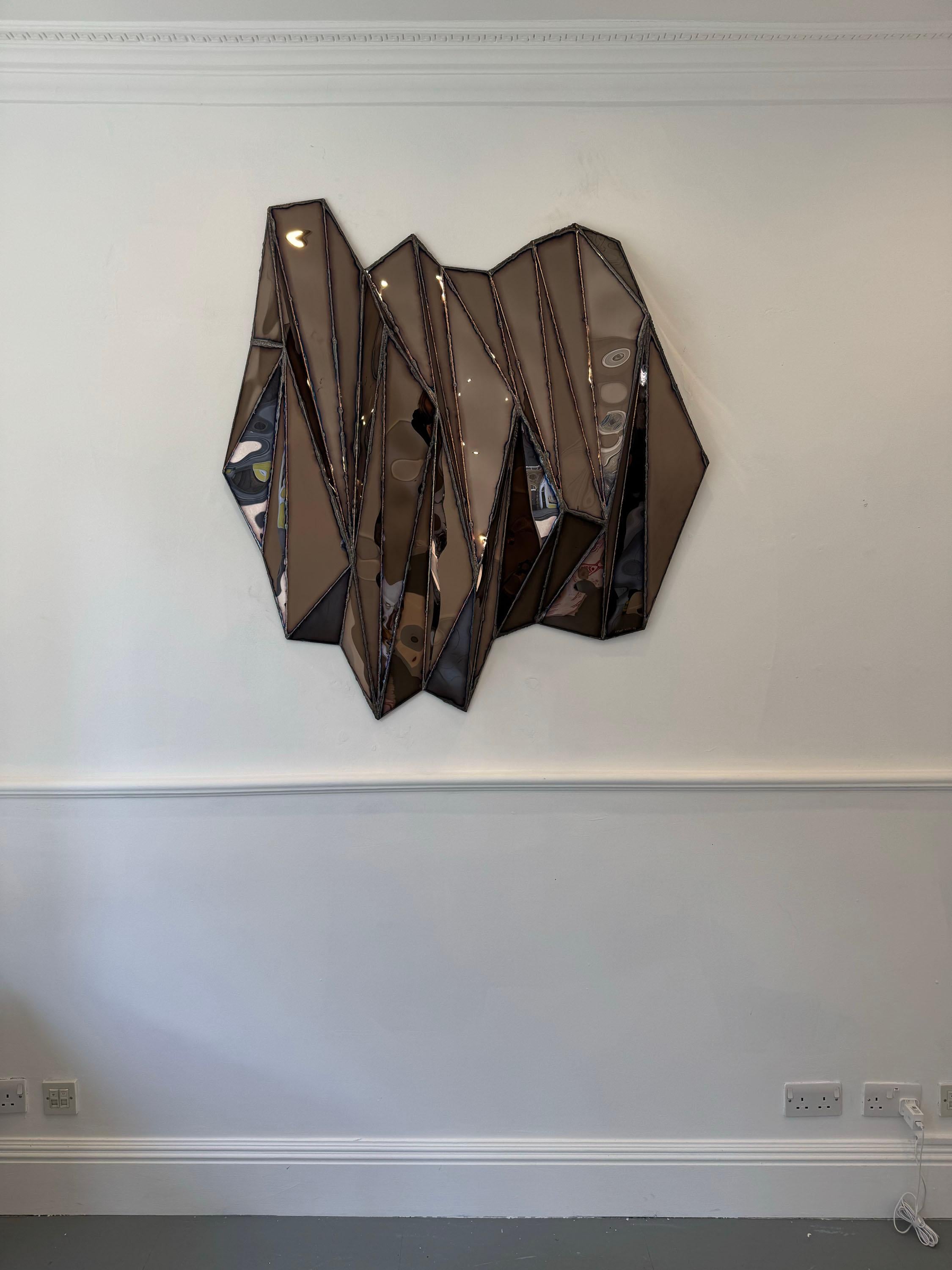 Wing Bronze Wandstück aus geschweißtem, spiegelpoliertem Edelstahl von Julian Mayor (21. Jahrhundert und zeitgenössisch) im Angebot