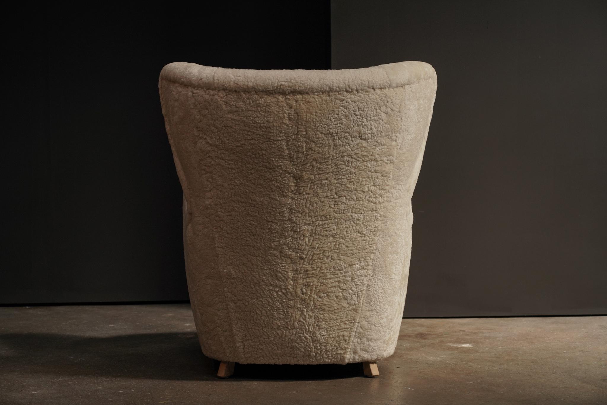 Danois Fauteuil à oreilles, en shearling osseux en vente