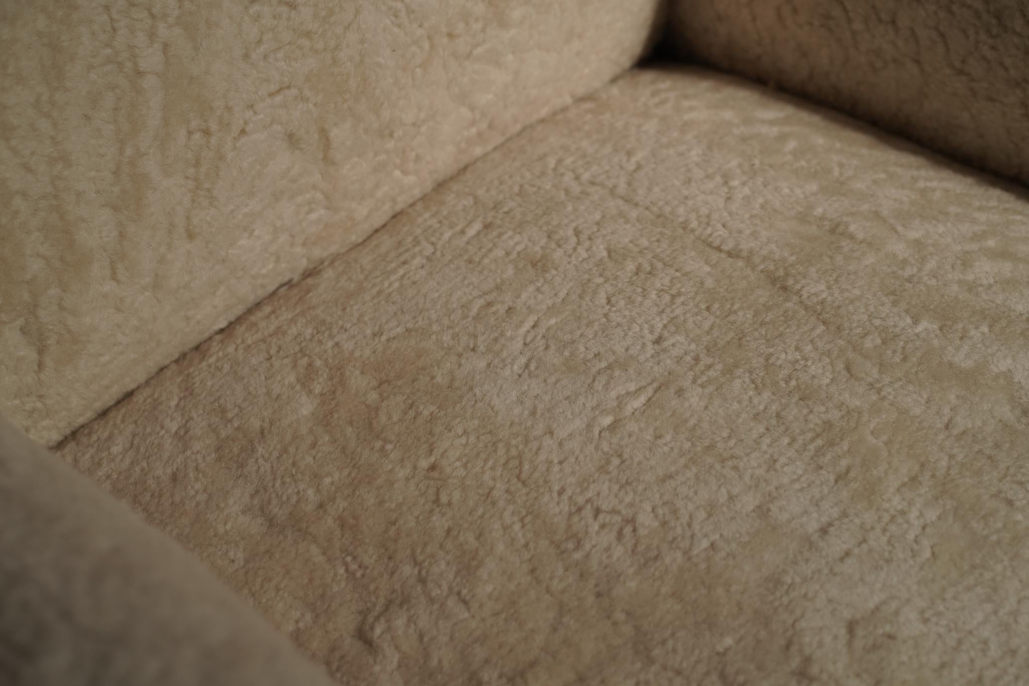 Fauteuil à oreilles, en shearling osseux Bon état - En vente à Los Angeles, CA