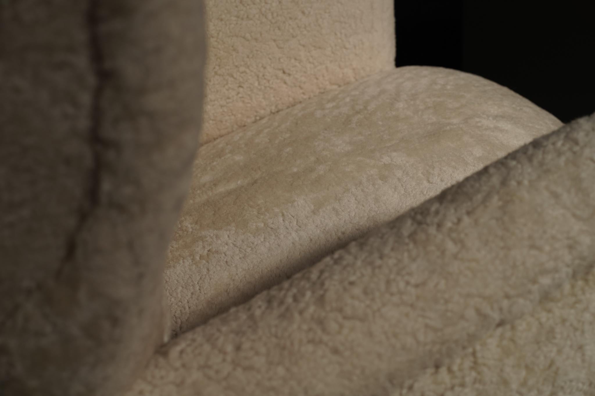 20ième siècle Fauteuil à oreilles, en shearling osseux en vente