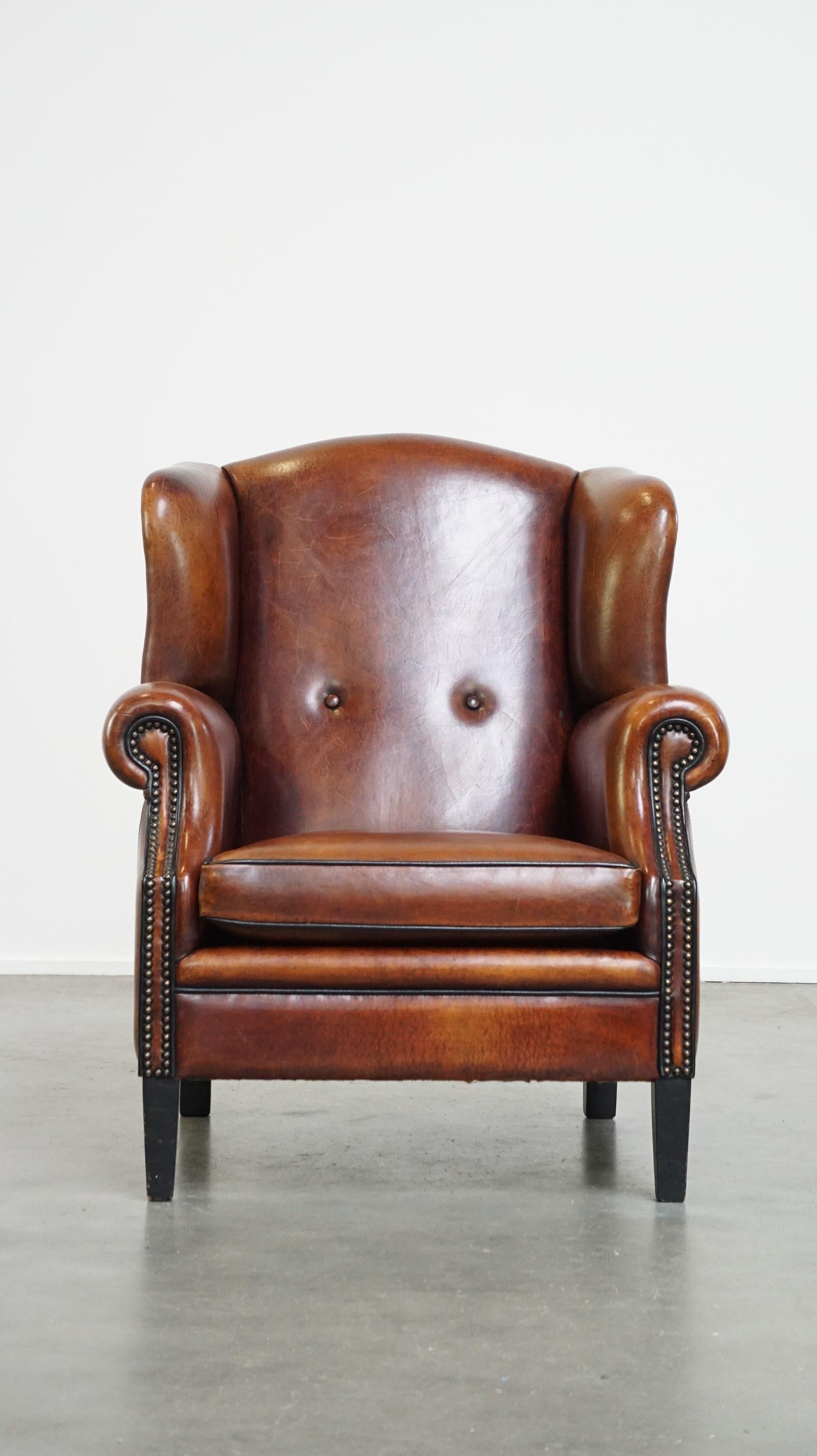 Questa splendida sedia ad ala presenta una finitura unica e si adatta facilmente a quasi tutti gli stili di interni. È dotato di un cuscino di seduta rimovibile e offre un comfort eccezionale. Con il suo design maestoso e i suoi dettagli eleganti,