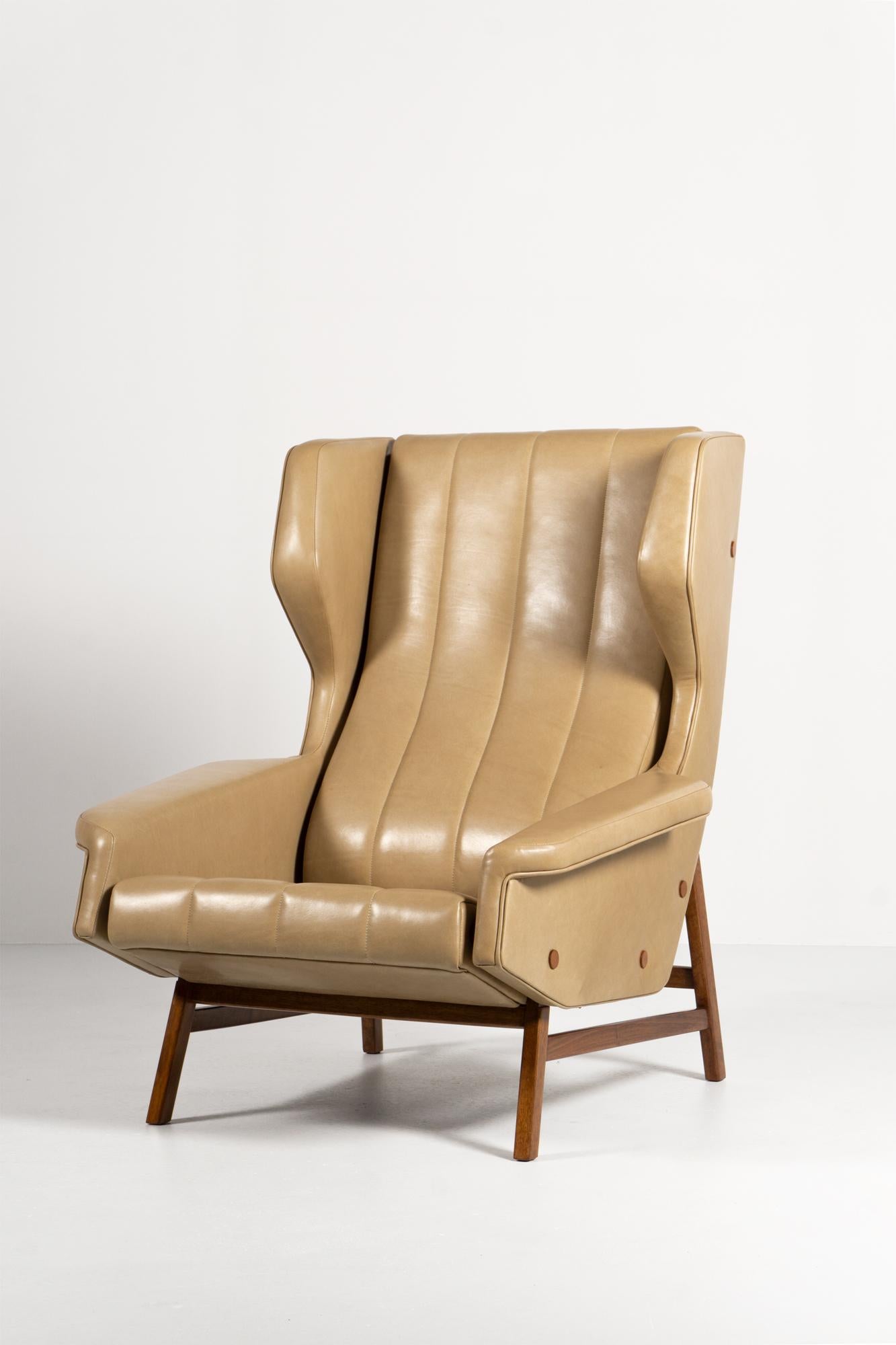 This high quality made wing chair with high back and beautiful details was designed by Gianfranco Frattini in 1957 and is known as model 877.
The construction is made of walnut wood, the leather cover has been renewed, the upholstery made in the