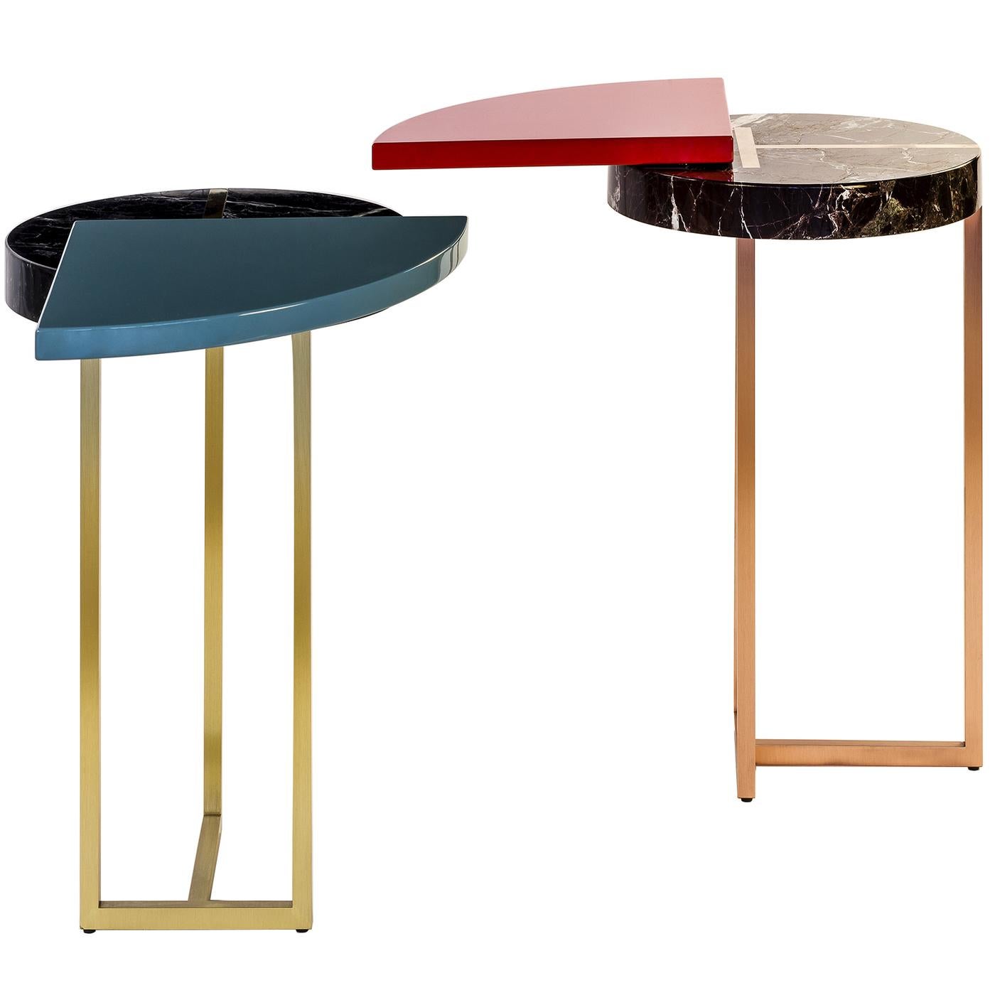 With a simple and harmonious aesthetic, the blue wing end table is a contemporary piece that juxtaposes shapes with the sumptuous Rosso Lepanto marble to create a new classic. A vertical pivot allows the rotation of the lacquered wood, creating an