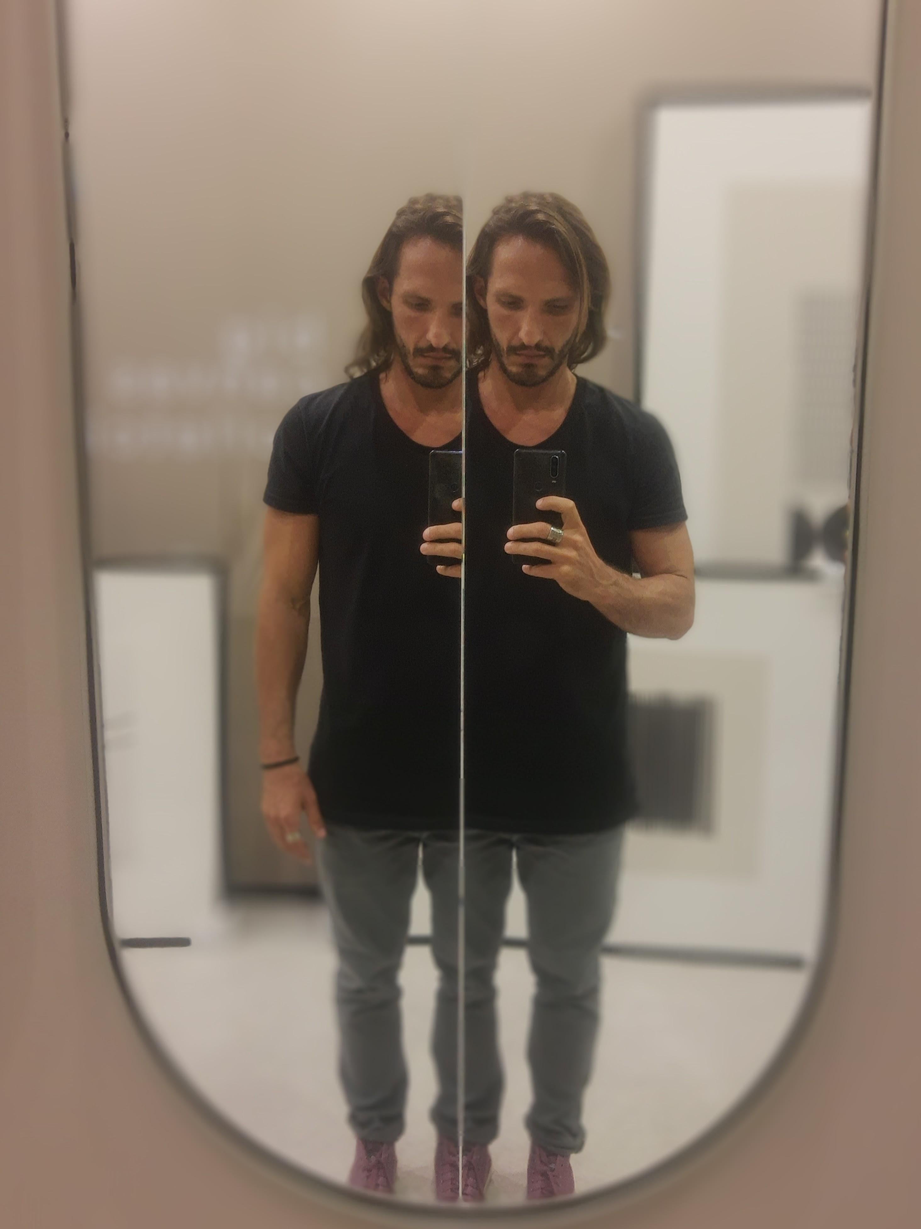 Miroir multifacettes avec différents plans inclinés.
Les réflexions spatiales se produisent simultanément sous différents angles