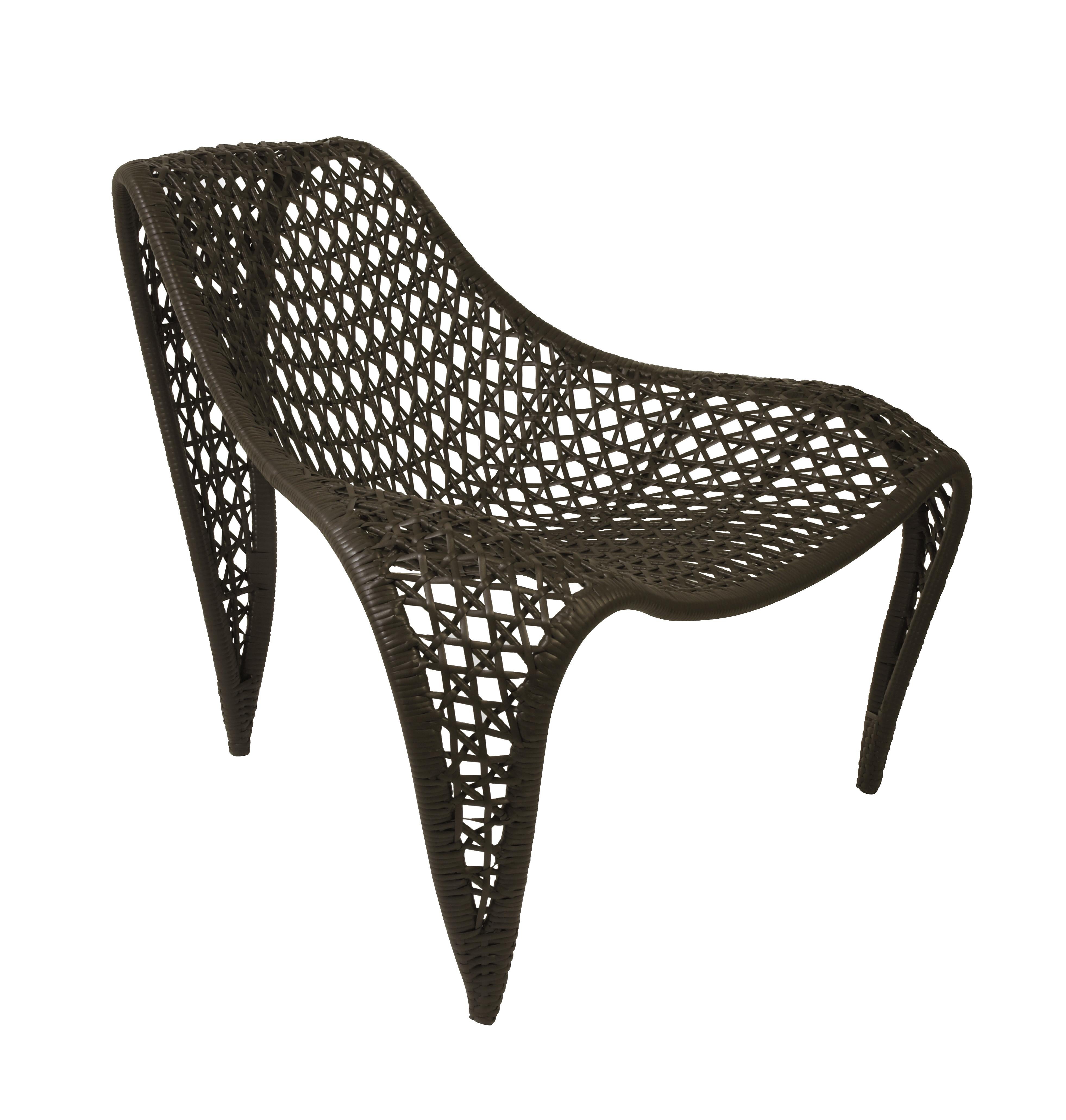 La forme distincte de la chaise est enveloppée d'un cuir méticuleusement tissé, ce qui rehausse à la fois son style et son confort.