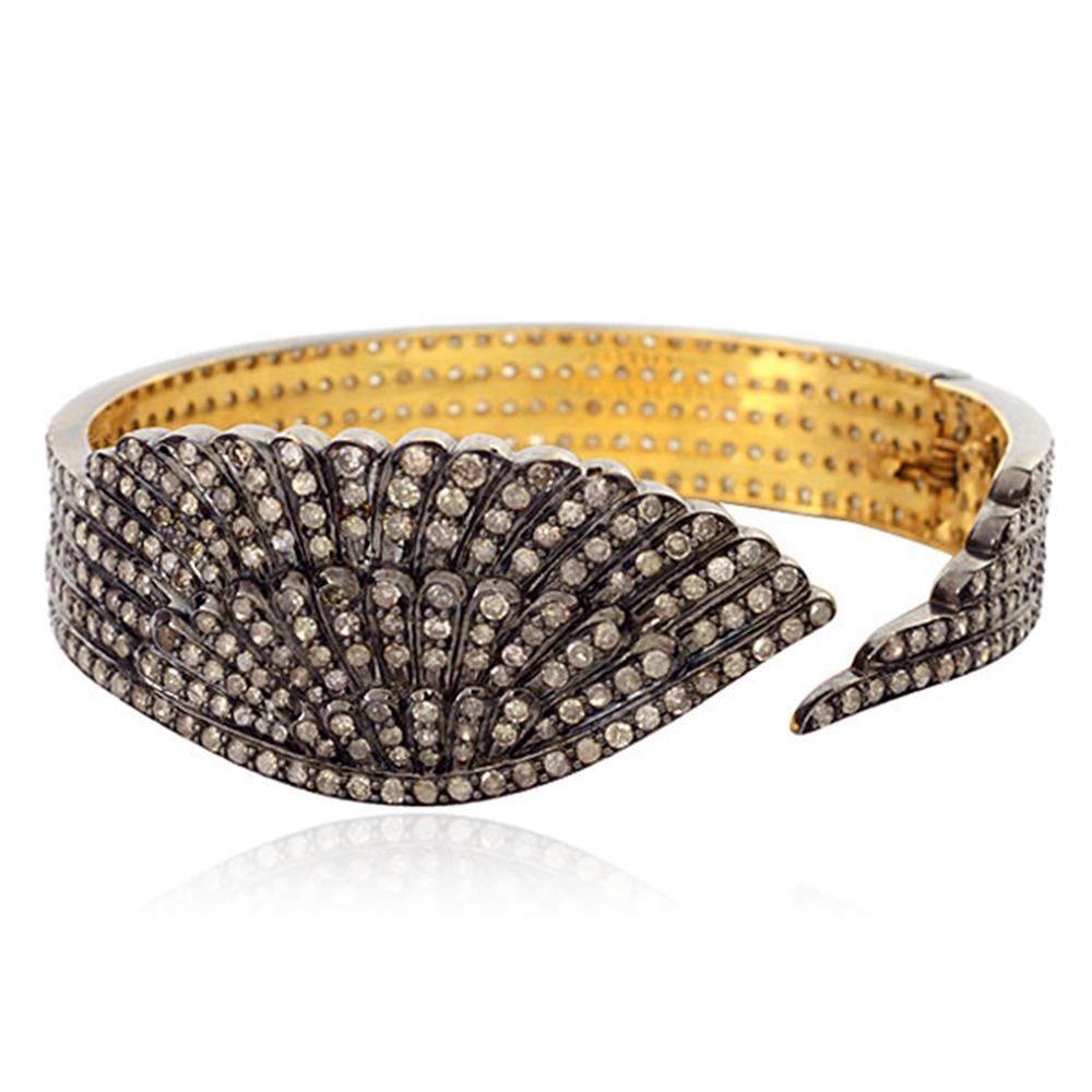 Wrap the wing around your wrist with this lovely wing shaped top open pave diamonds bangle in silver and gold.


18KT Gold: 0.310gms
Diamond: 6.92cts
SiIver: 26.937gms
