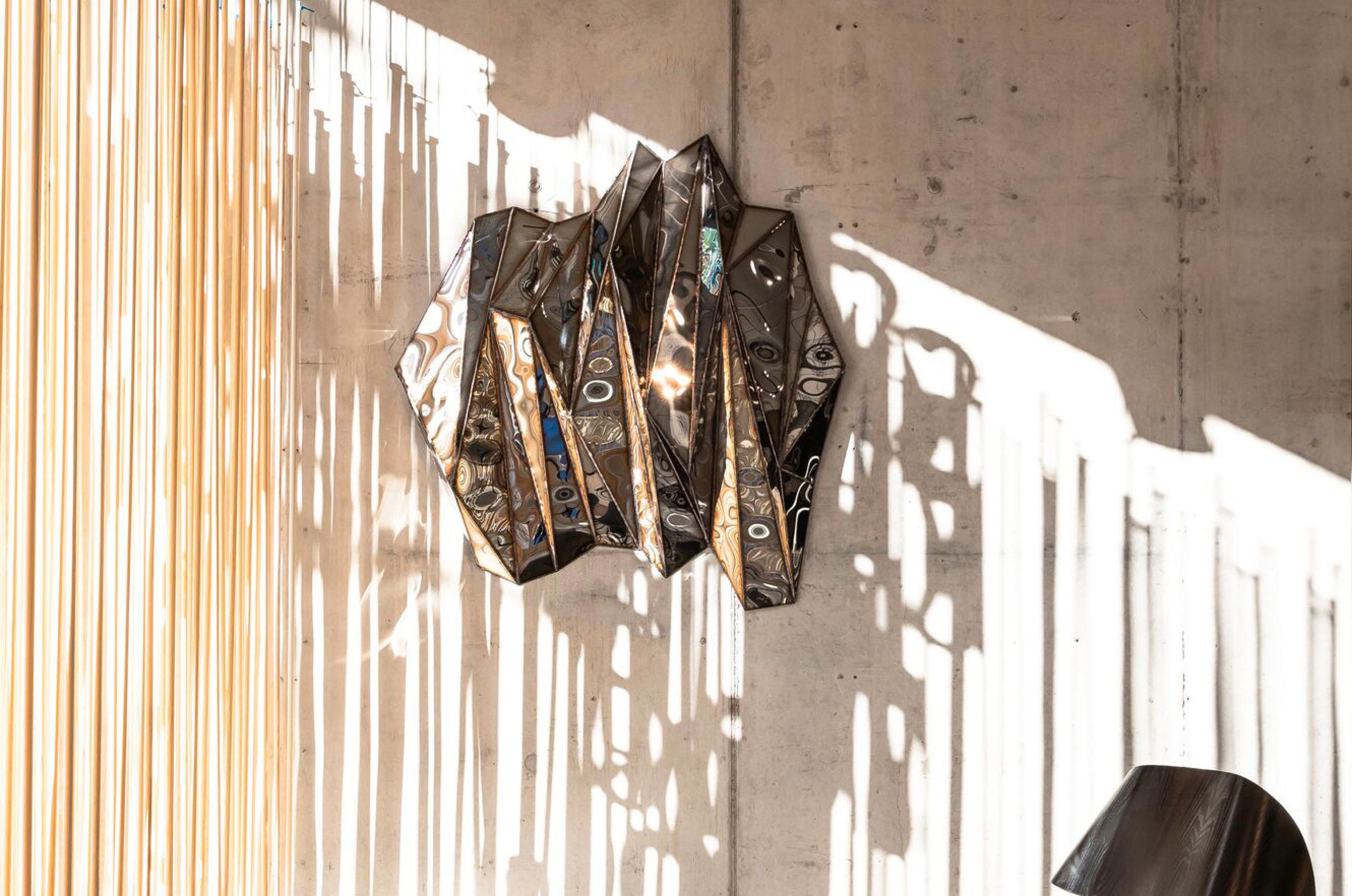 Wing Silver Wandstück aus geschweißtem, hochglanzpoliertem Edelstahl von Julian Mayor
Limitierte Auflage von 8 + 4AP.
Abmessungen: T 18 x B 120 x H 130 cm. 
MATERIALIEN: Hochglanzpolierter Edelstahl.

Julian Mayor ist ein britischer Künstler und