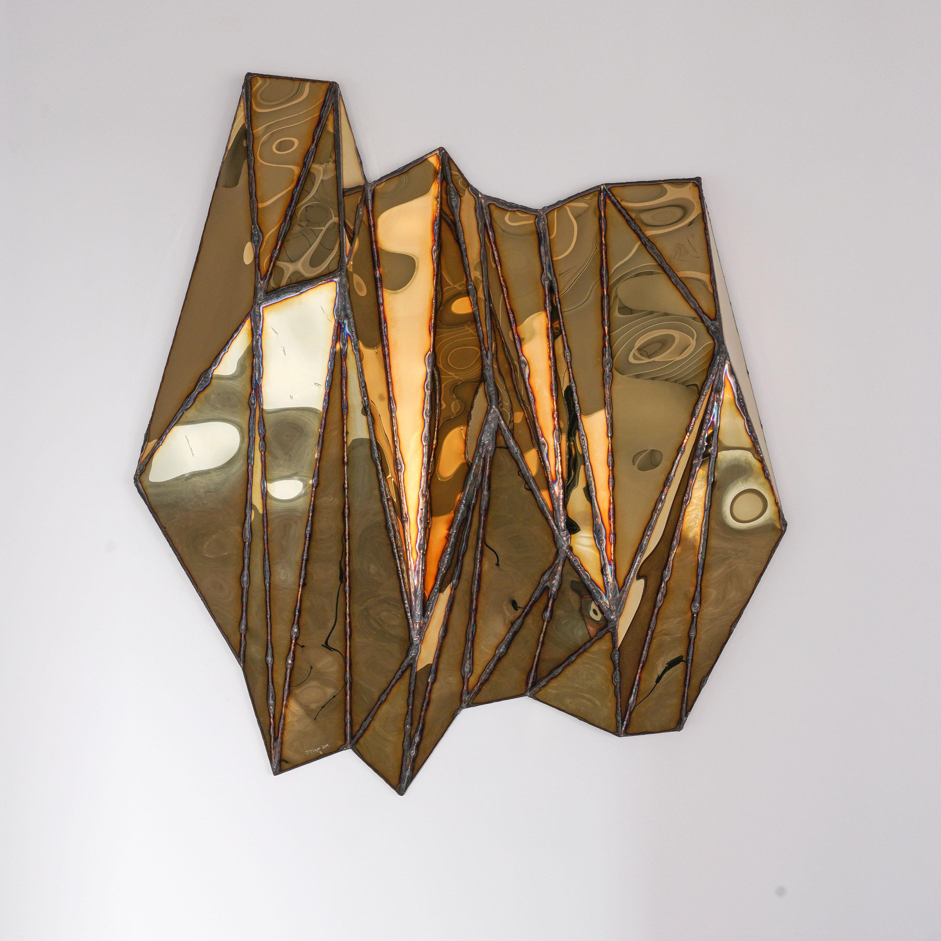 Wing Kleines Wandstück aus geschweißtem, spiegelpoliertem Edelstahl von Julian Mayor
Limitierte Auflage von 8 + 4AP.
Abmessungen: T 12 x B 81 x H 87 cm. 
MATERIALIEN: Hochglanzpolierter Edelstahl.

Julian Mayor ist ein britischer Künstler und
