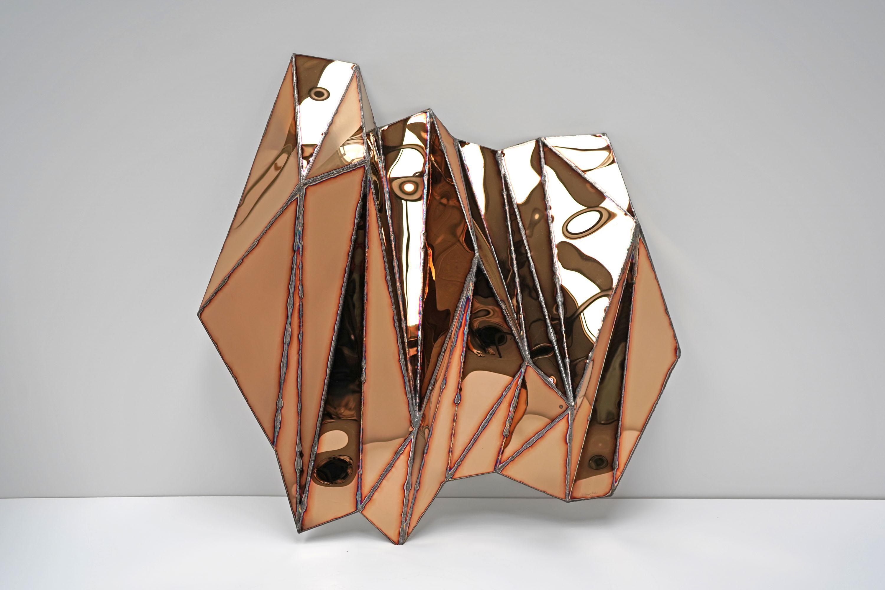 Wing Kleines Wandstück aus geschweißtem, spiegelpoliertem Edelstahl von Julian Mayor
Limitierte Auflage von 8 + 4AP.
Abmessungen: T 12 x B 81 x H 87 cm. 
MATERIALIEN: Hochglanzpolierter Edelstahl.

Julian Mayor ist ein britischer Künstler und