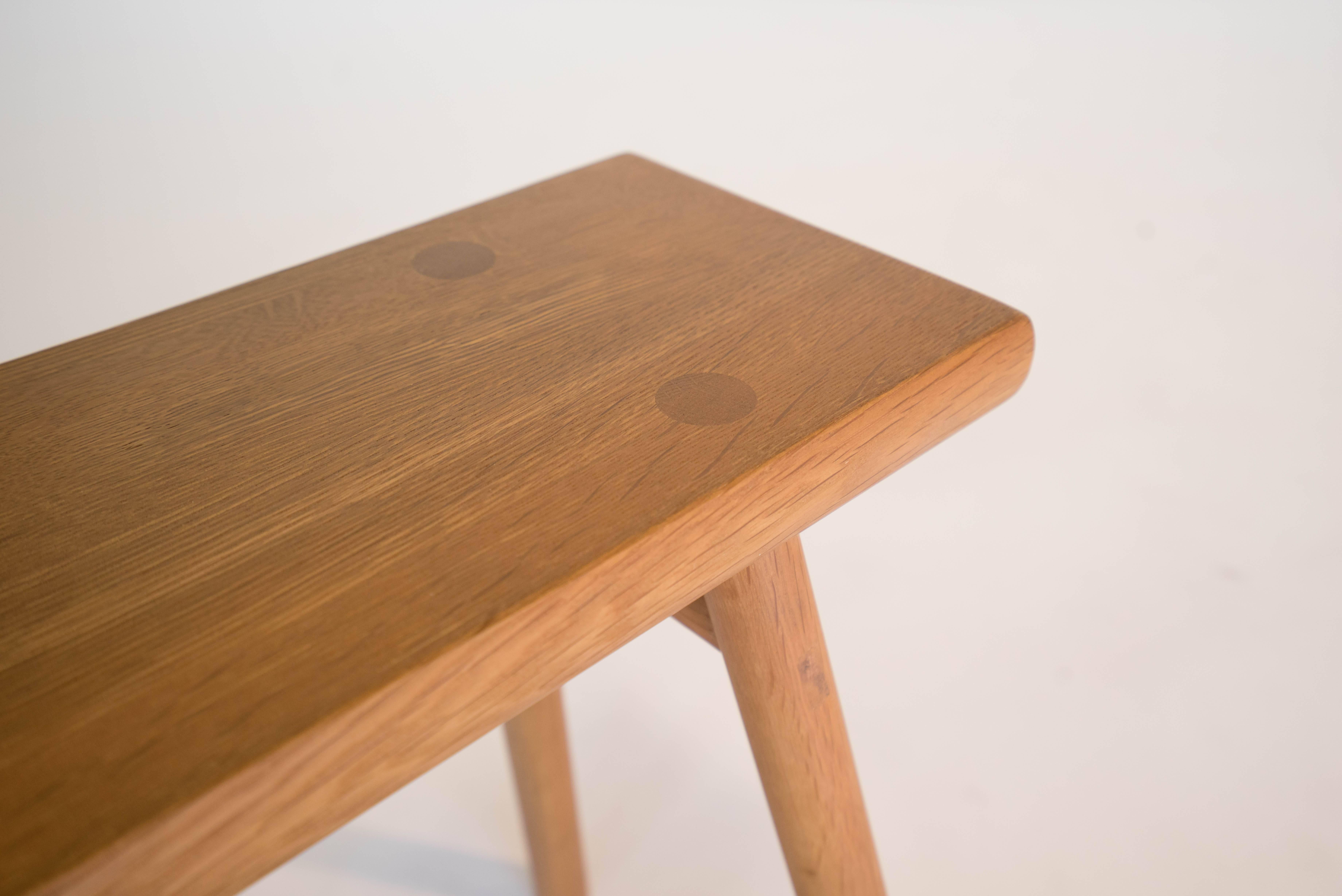 Minimaliste Tabouret ou table d'appoint minimaliste en bois Wing Stand par Sun at Six, Sienne en vente