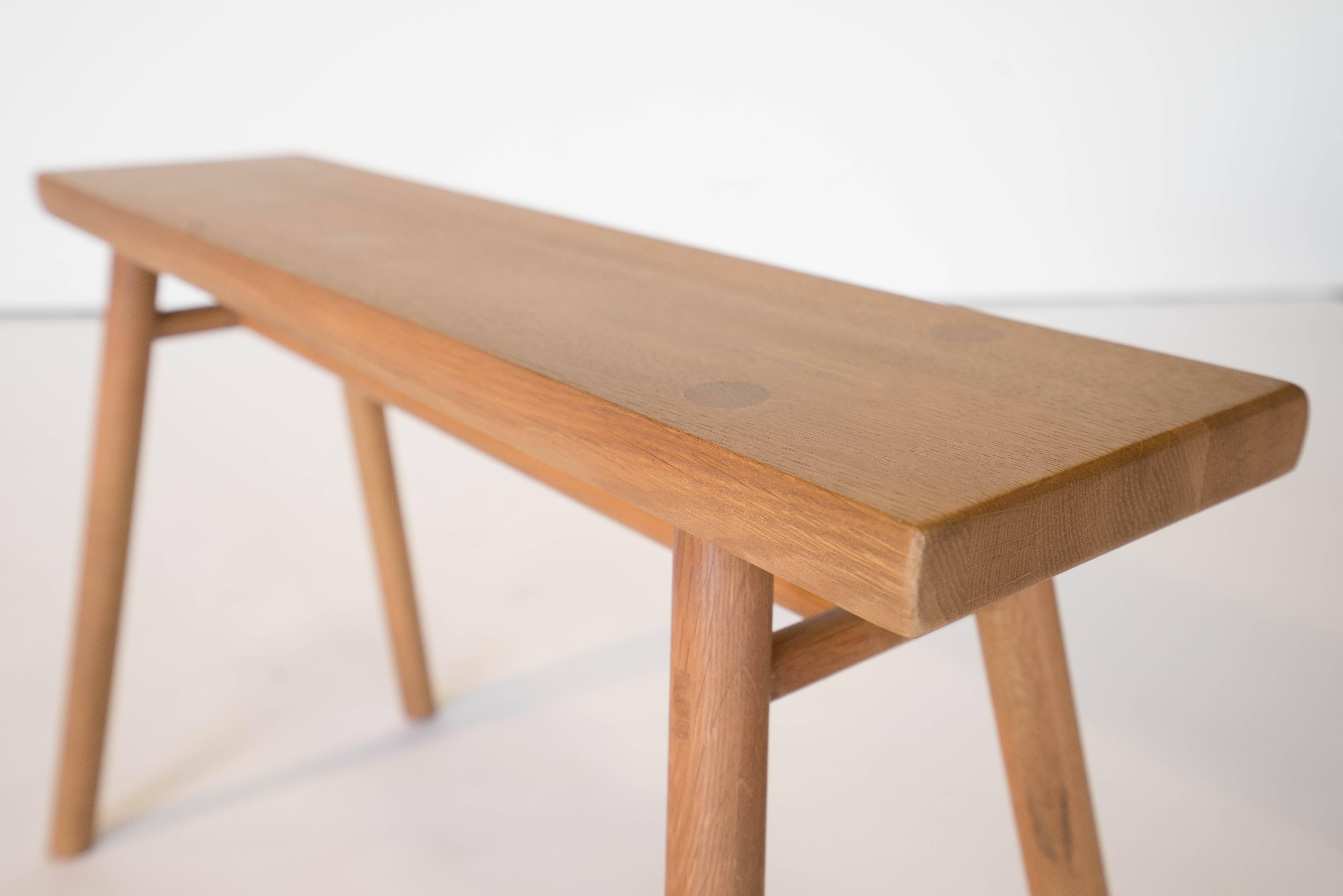 Chinois Tabouret ou table d'appoint minimaliste en bois Wing Stand par Sun at Six, Sienne en vente