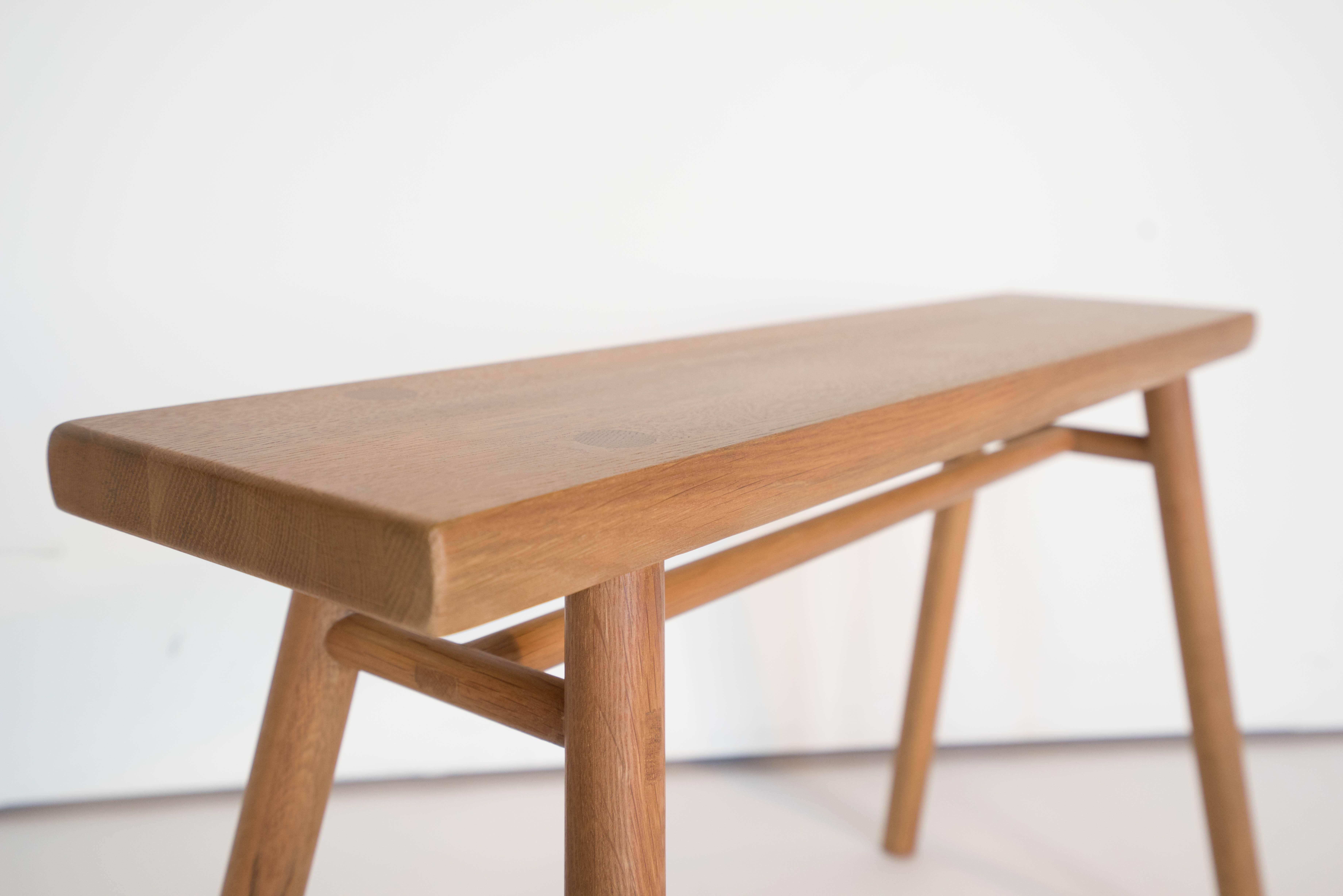 Menuiserie Tabouret ou table d'appoint minimaliste en bois Wing Stand par Sun at Six, Sienne en vente