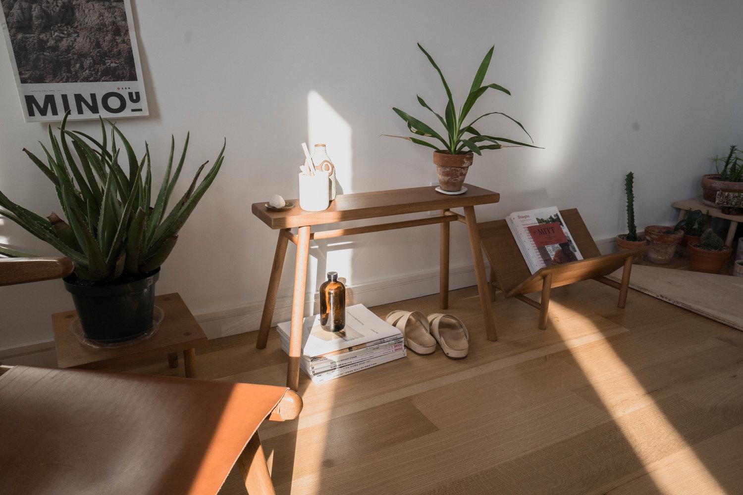 Tabouret ou table d'appoint minimaliste en bois Wing Stand par Sun at Six, Sienne Neuf - En vente à San Jose, CA