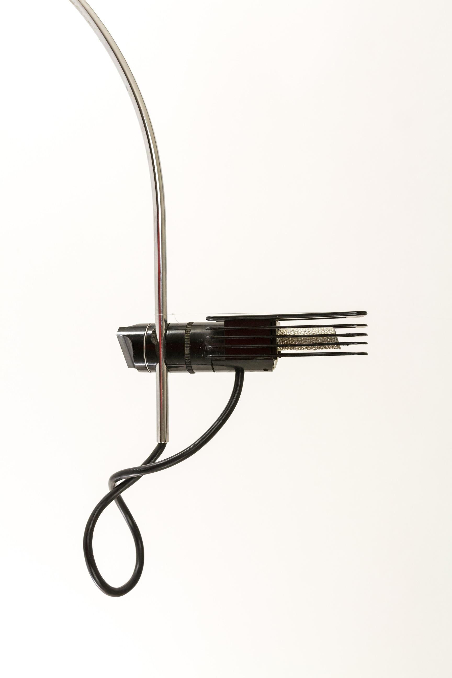 Bruno Gecchelin entwarf diesen Halogen-Wandlampenflügel 1973 für den italienischen Leuchtenhersteller O-Luce.

Der Schirm ist in einem ausgezeichneten Zustand, vor allem wenn man sein Alter und die potentielle Hitze, die die Halogenlampe erzeugen