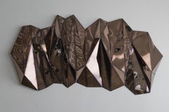 Breites flügelförmiges wandstück aus geschweißtem, spiegelpoliertem edelstahl von Julian Mayor