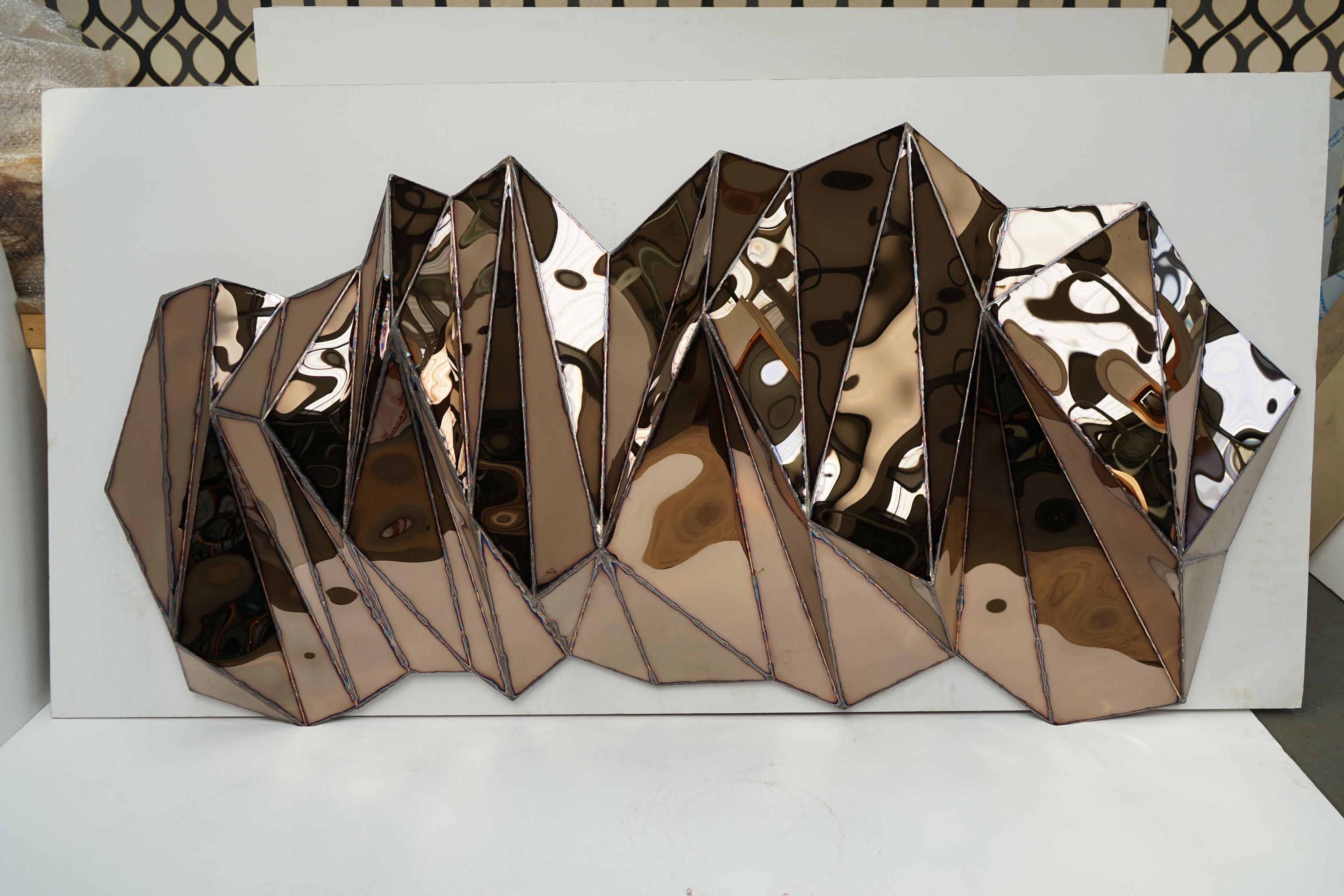 Breites flügelförmiges wandstück aus geschweißtem, spiegelpoliertem edelstahl von Julian Mayor
Limitierte Auflage von 5 + 4AP.
Abmessungen: T 25 x B 228 x H 122 cm. 
MATERIALIEN: Hochglanzpolierter Edelstahl.

Julian Mayor ist ein britischer