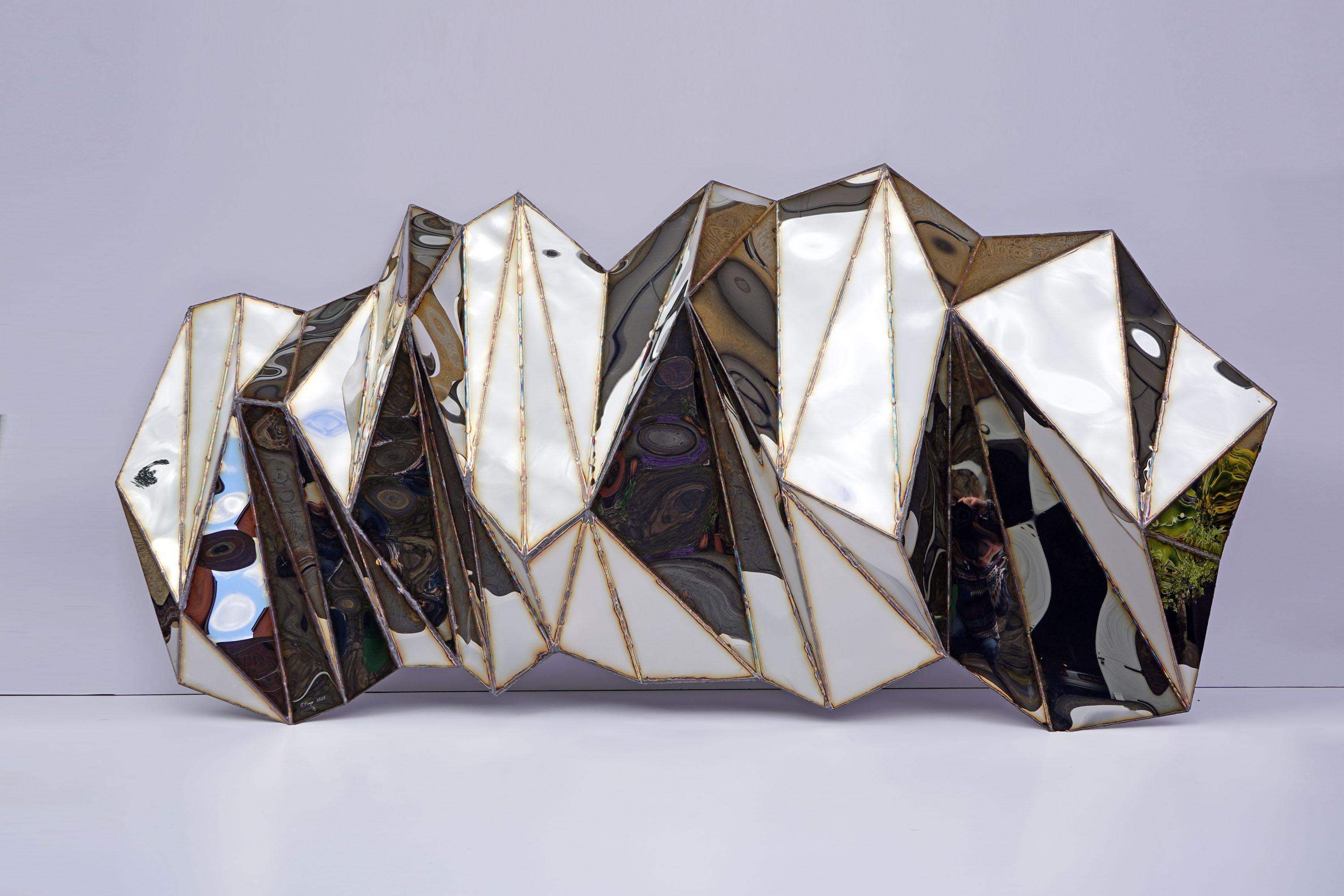 Breites flügelförmiges wandstück aus geschweißtem, spiegelpoliertem edelstahl von Julian Mayor
Limitierte Auflage von 5 + 2AP.
Abmessungen: T 25 x B 228 x H 122 cm. 
MATERIALIEN: Hochglanzpolierter Edelstahl.

Julian Mayor ist ein britischer