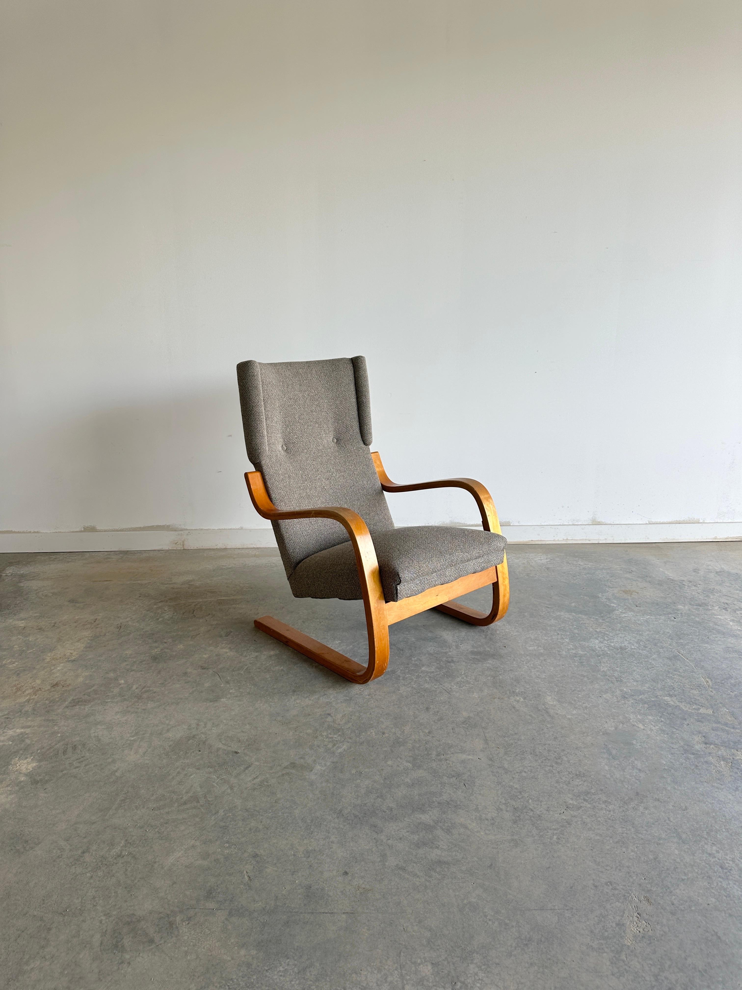 Der Wingback Lounge Chair 36/401 von Alvar Aalto für Artek ist ein klassisches Beispiel für die skandinavische Moderne. Dieser 1933 entworfene Stuhl verfügt über einen freitragenden Rahmen aus laminiertem Birkenholz, der sich anmutig wölbt, um Sitz