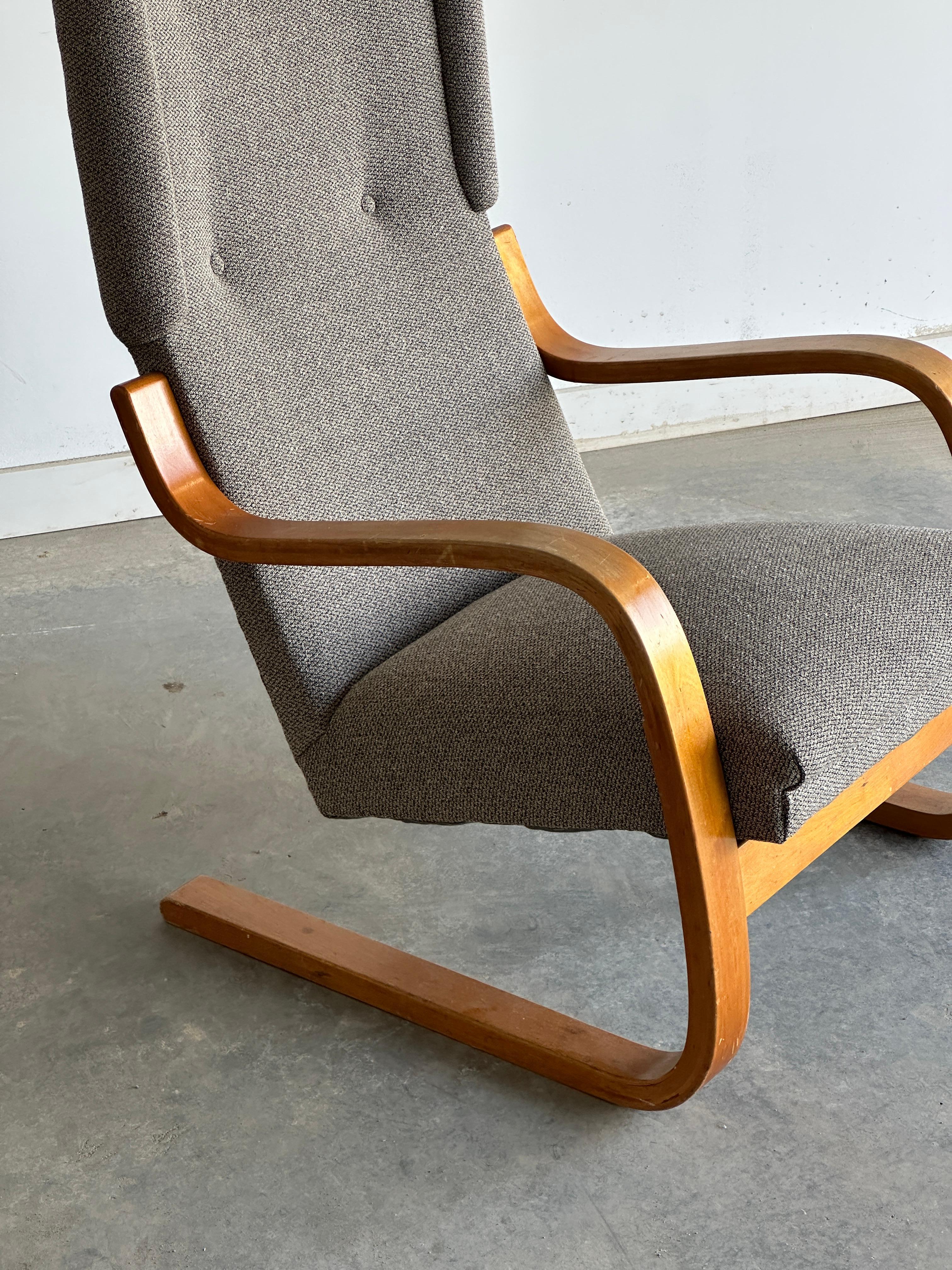 Wingback 36/401 cantilever lounge chair by Alvar Aalto for Artek In Fair Condition For Sale In Kleinburg, ON