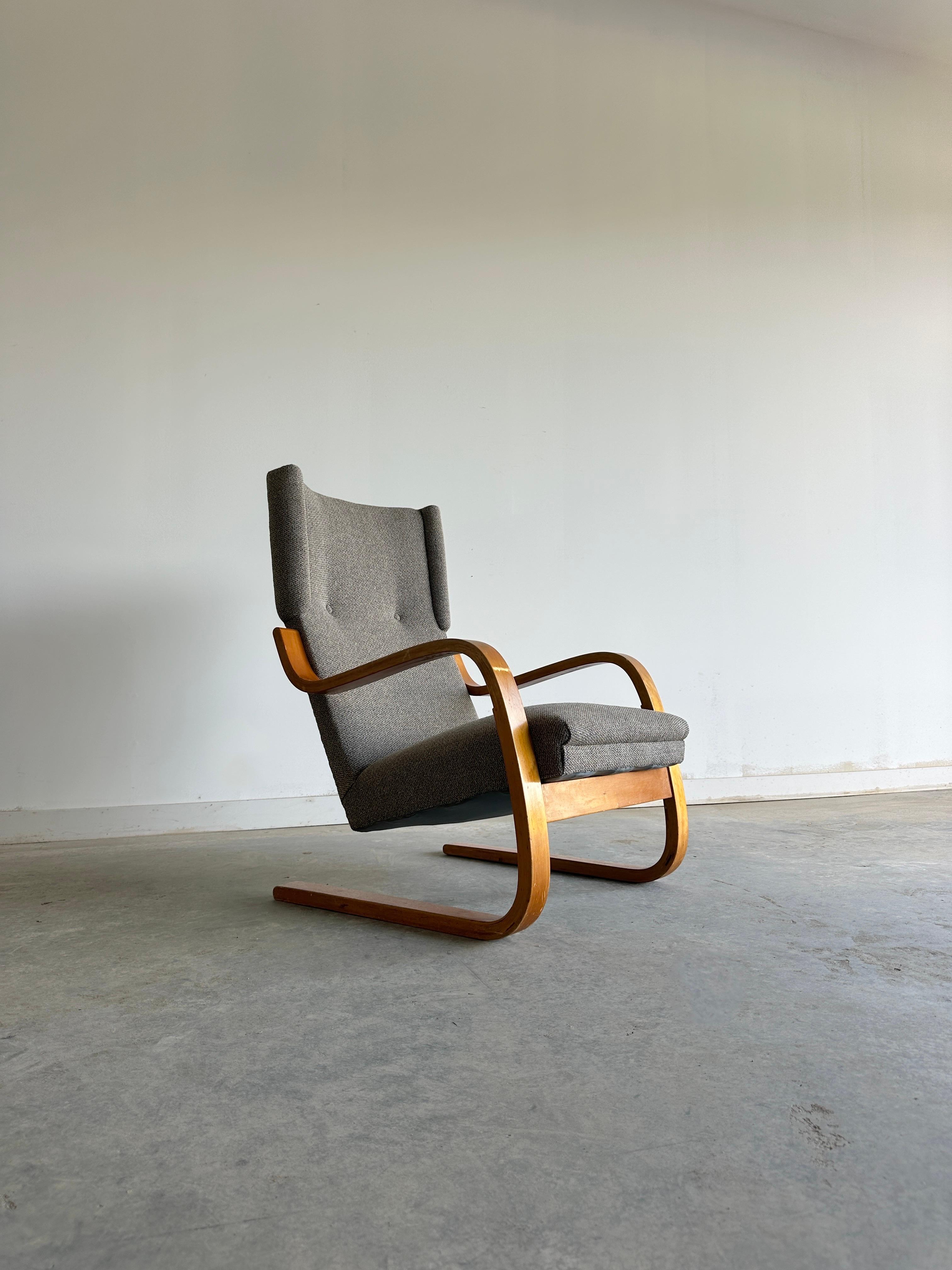 Wingback 36/401 cantilever lounge chair by Alvar Aalto for Artek For Sale 2