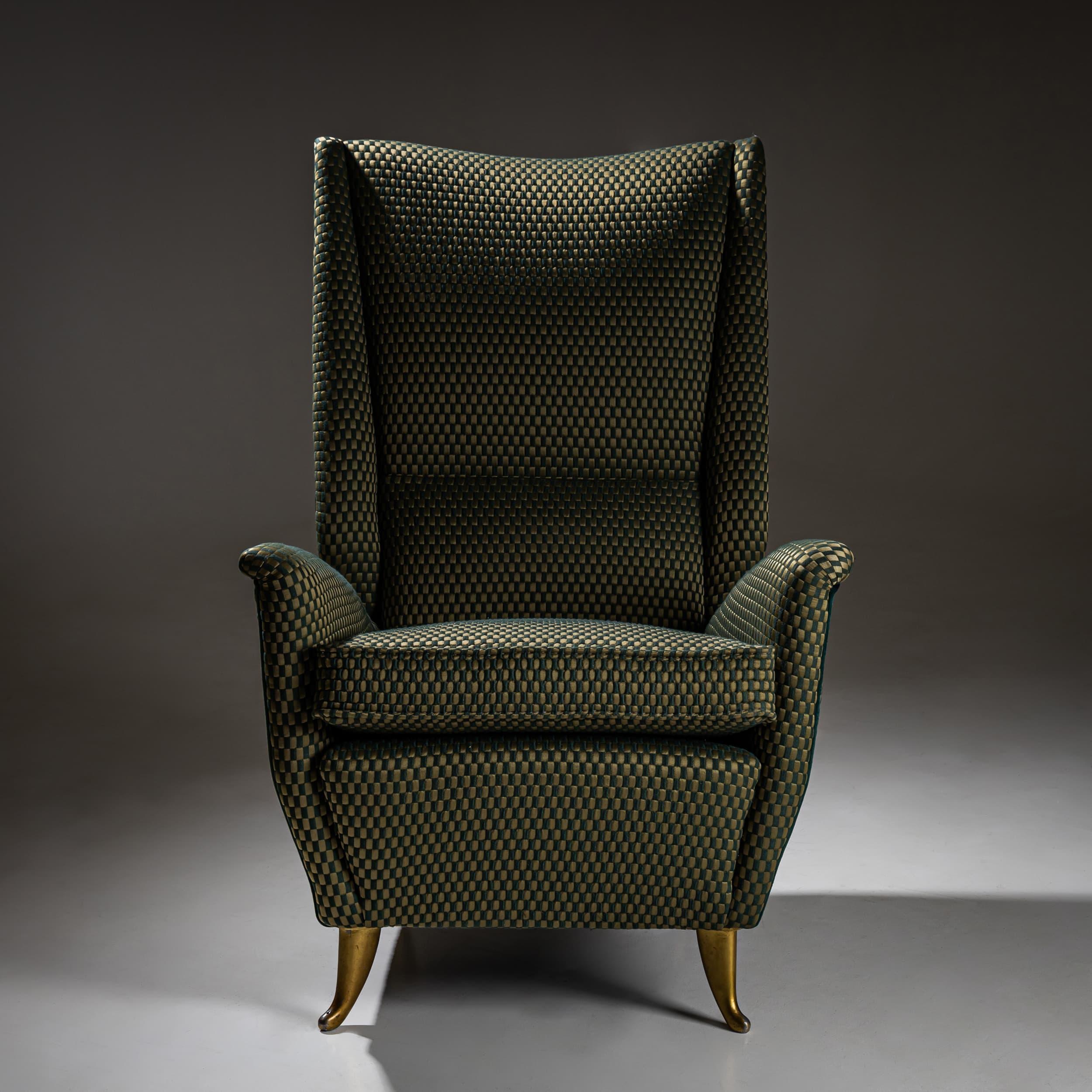 Fauteuil à oreilles en laiton avec accoudoirs évasés et haut dossier, nouvellement revêtu d'un tissu à carreaux vert et noir de haute qualité. Italie, vers 1960. Attribué à Gio Ponti pour ISA Bergamo.
