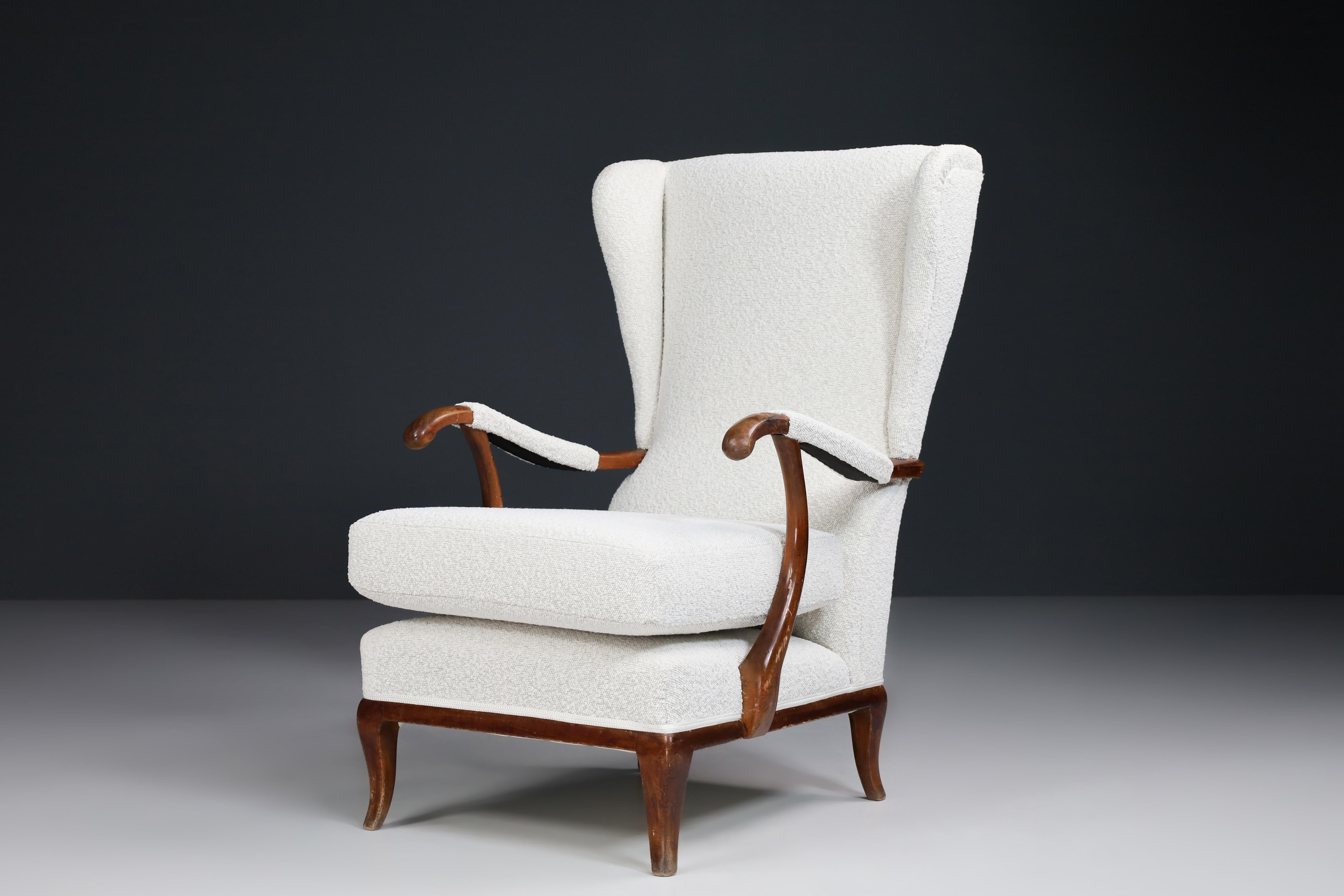 Fauteuil à dossier de Paolo Buffa retapissé en tissu bouclé, Italie, années 1940

Cet élégant fauteuil à haut dossier de Paolo Buffa, doté d'un dossier et d'un accoudoir sculptés, a été fabriqué en Italie dans les années 1940. Ce fauteuil vient