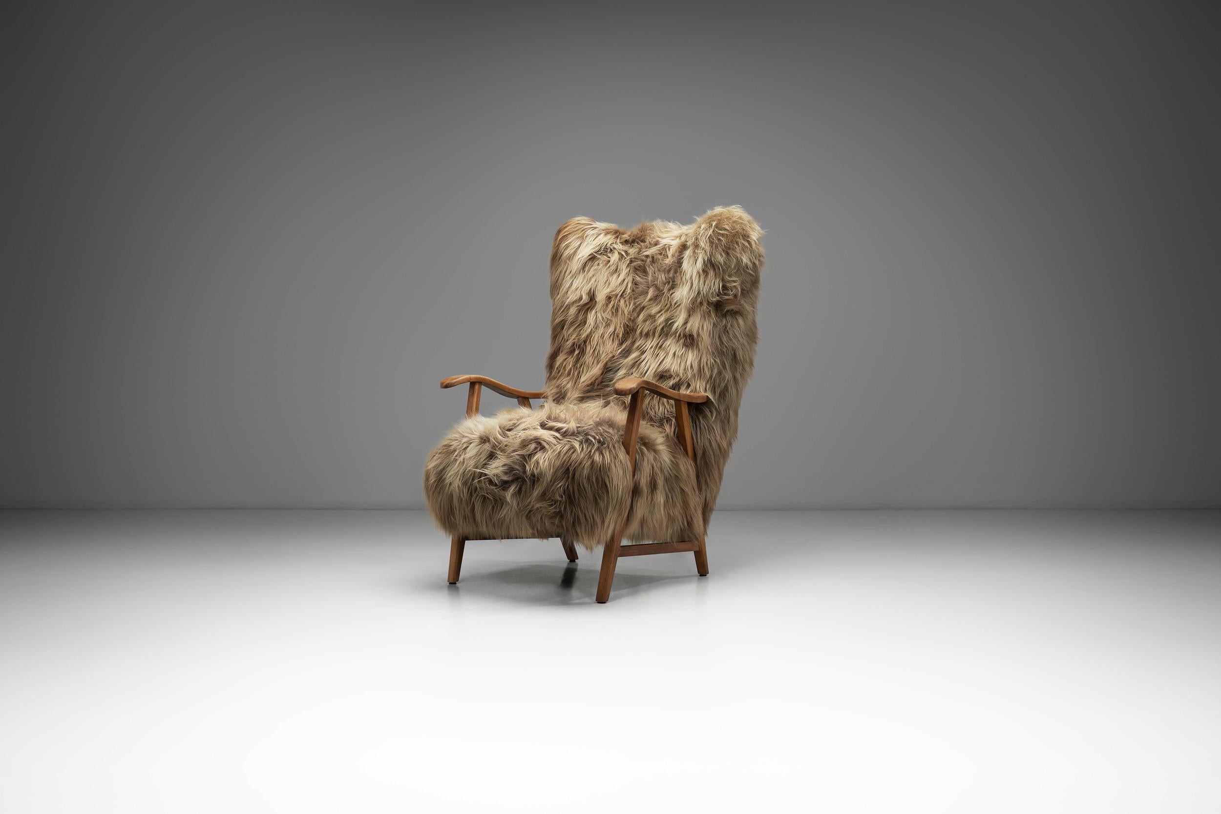 Dieser schöne dänische Sessel erinnert an den Höhepunkt des modernen dänischen Designs der Jahrhundertmitte. Dank seiner geschwungenen Form und der luxuriösen Materialien ist dieses Modell besonders gemütlich und elegant. Sessel wie dieser sind ein