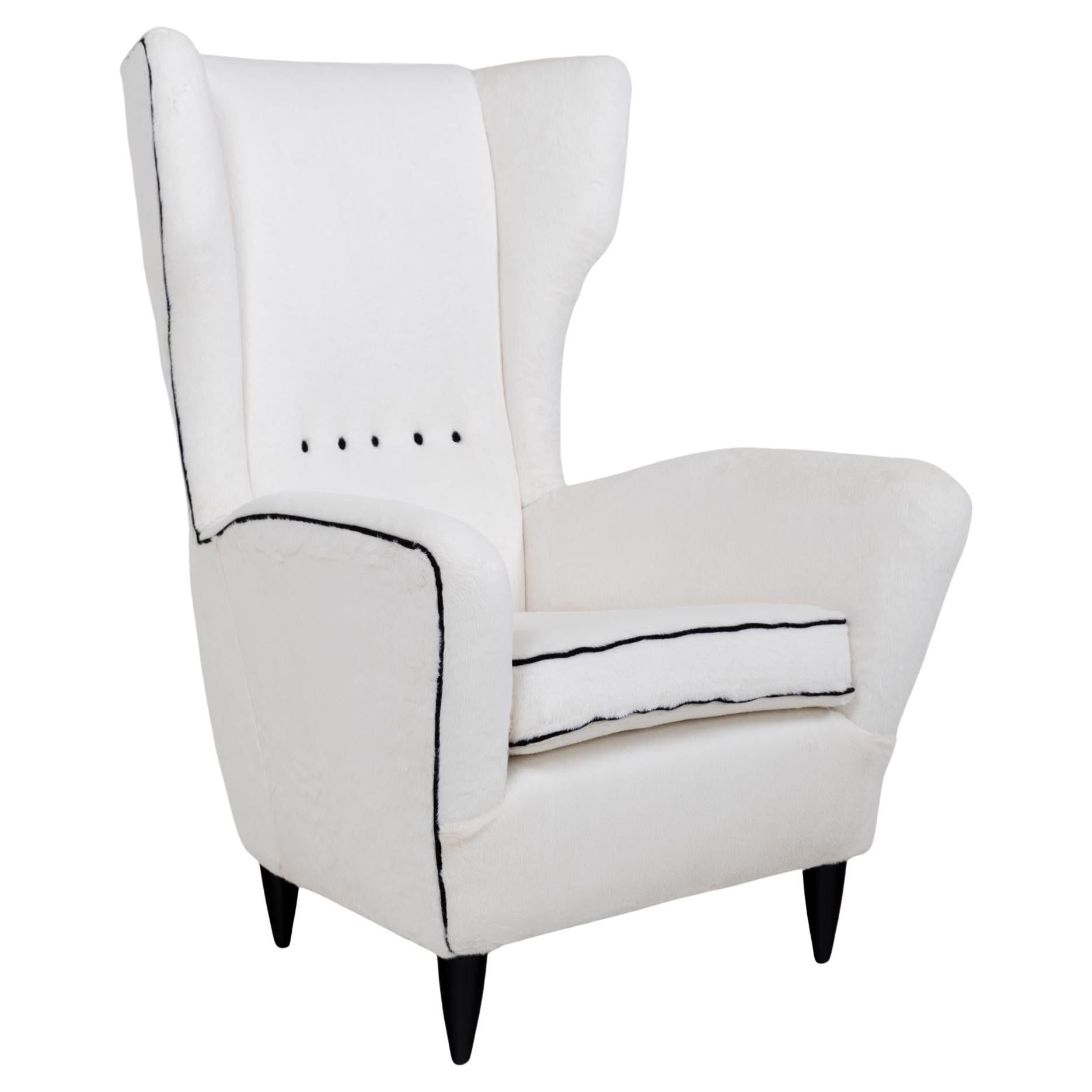 Fauteuil Wingback, fausse fourrure blanche, fabrication italienne, milieu du 20e siècle