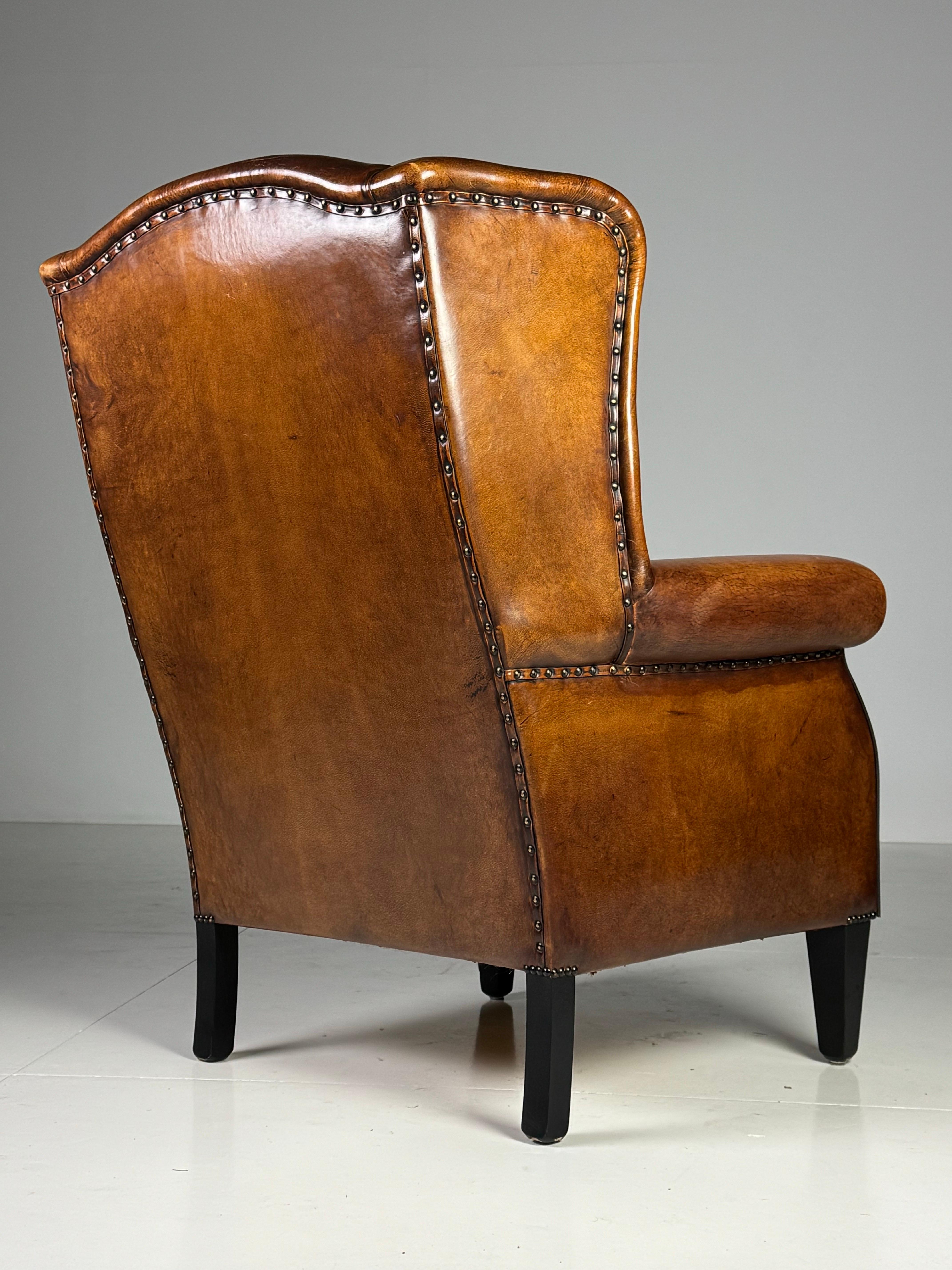 Fantástico sillón orejero de cuero de oveja de Lounge Atelier. Maravillosa comodidad de asiento. Pátina y color increíblemente bellos. El estado es muy bueno.

