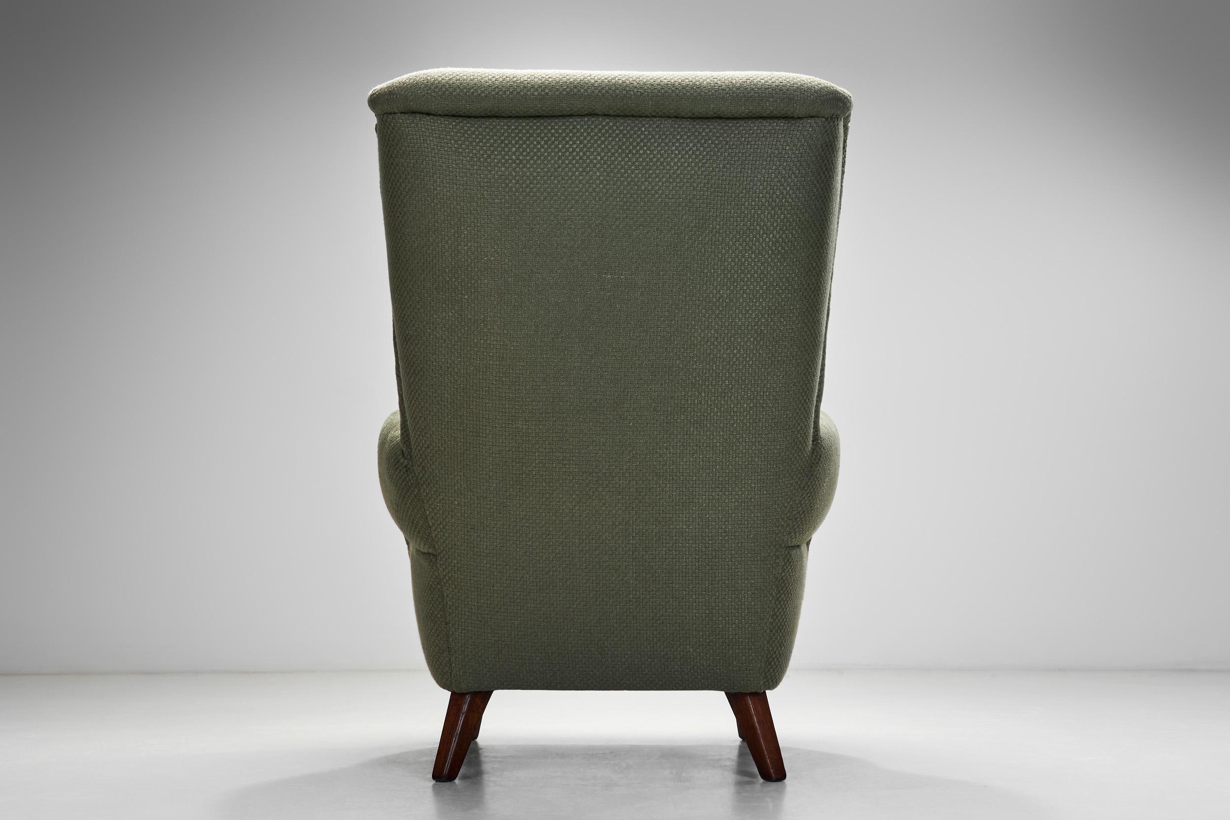 Fauteuil Wingback tapissé en vert foncé, Europe, milieu du 20e siècle en vente 8