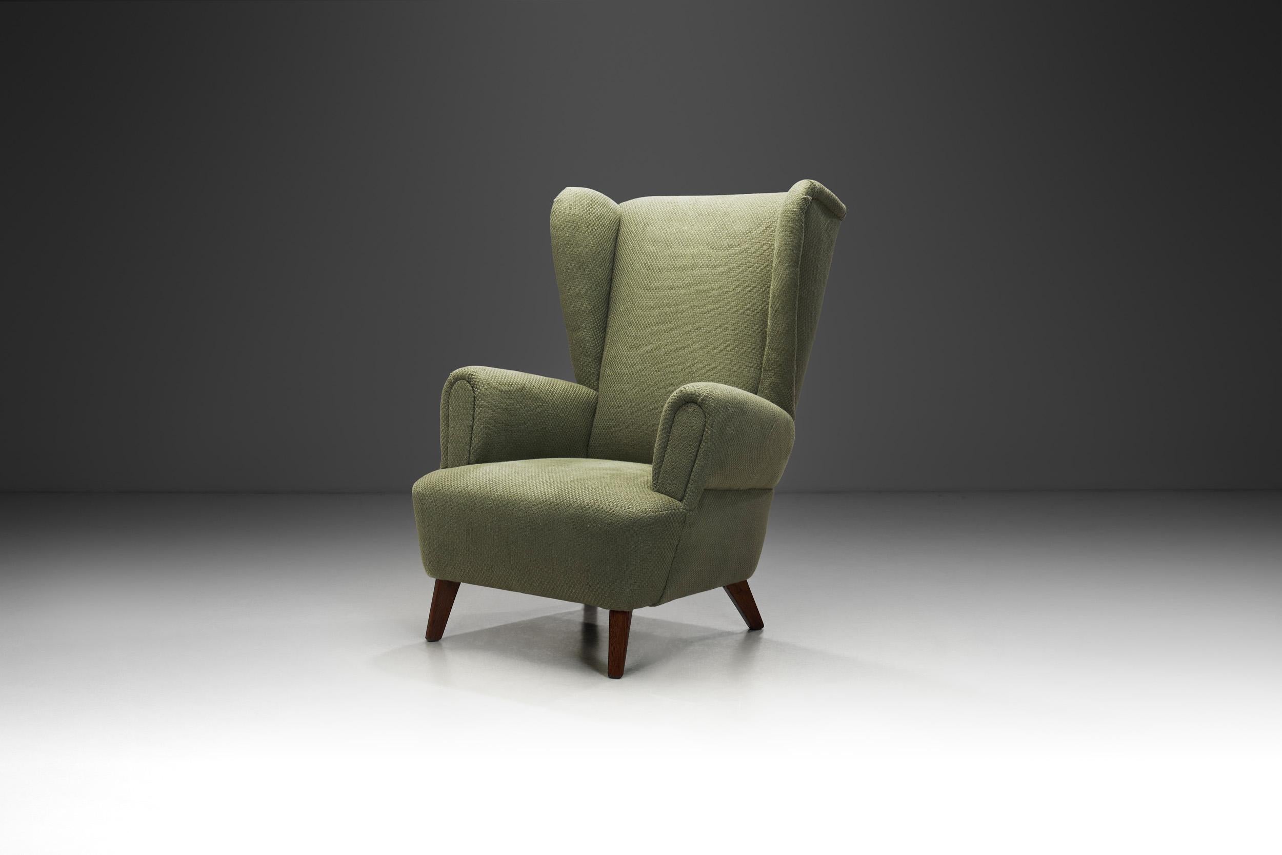 Au milieu du XXe siècle, de brillants designers européens se sont efforcés de créer des meubles aux formes véritablement modernes et aux techniques novatrices, tout en conservant un niveau de qualité élevé. Les designers ont expérimenté de nouveaux