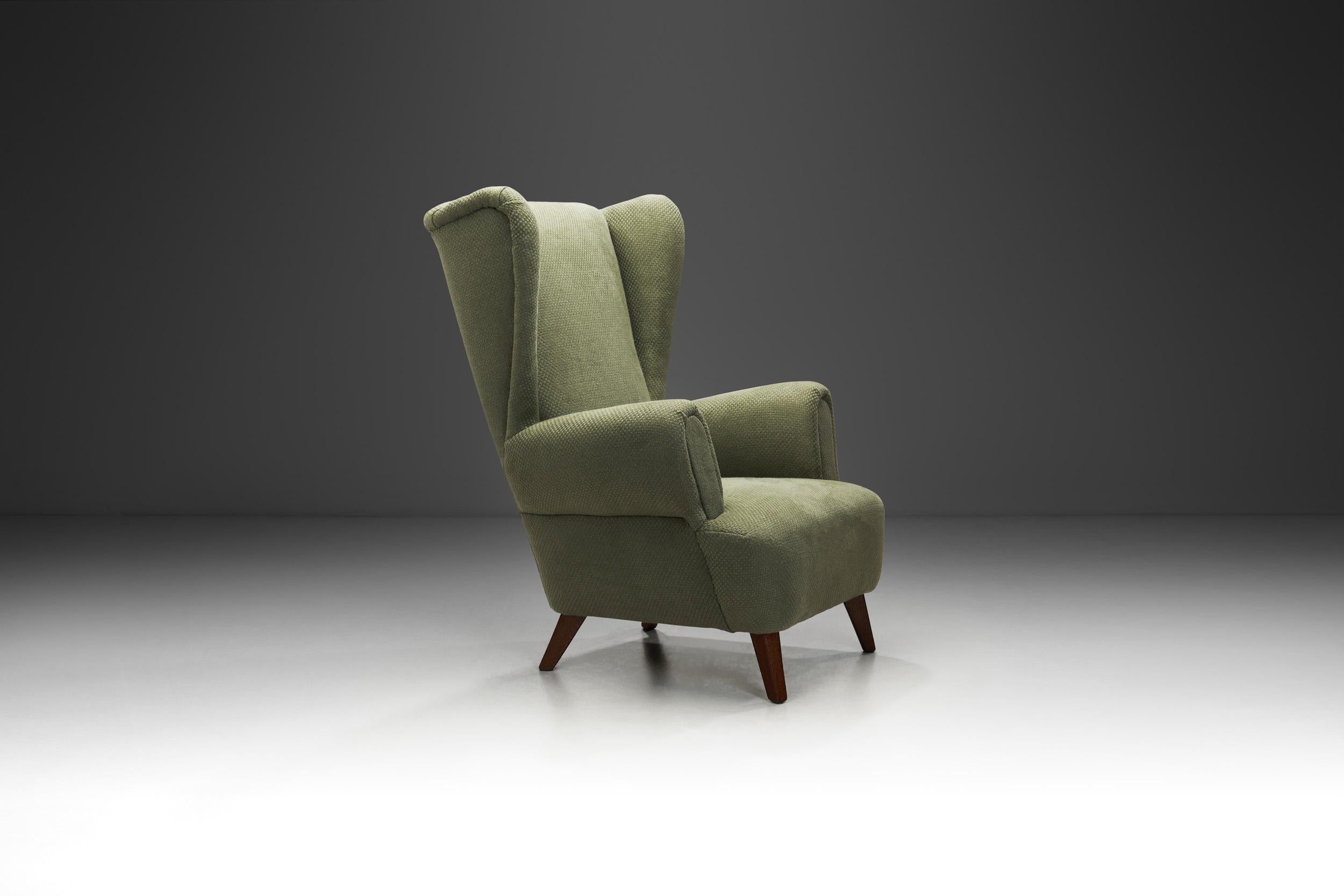 Mid-Century Modern Fauteuil Wingback tapissé en vert foncé, Europe, milieu du 20e siècle en vente