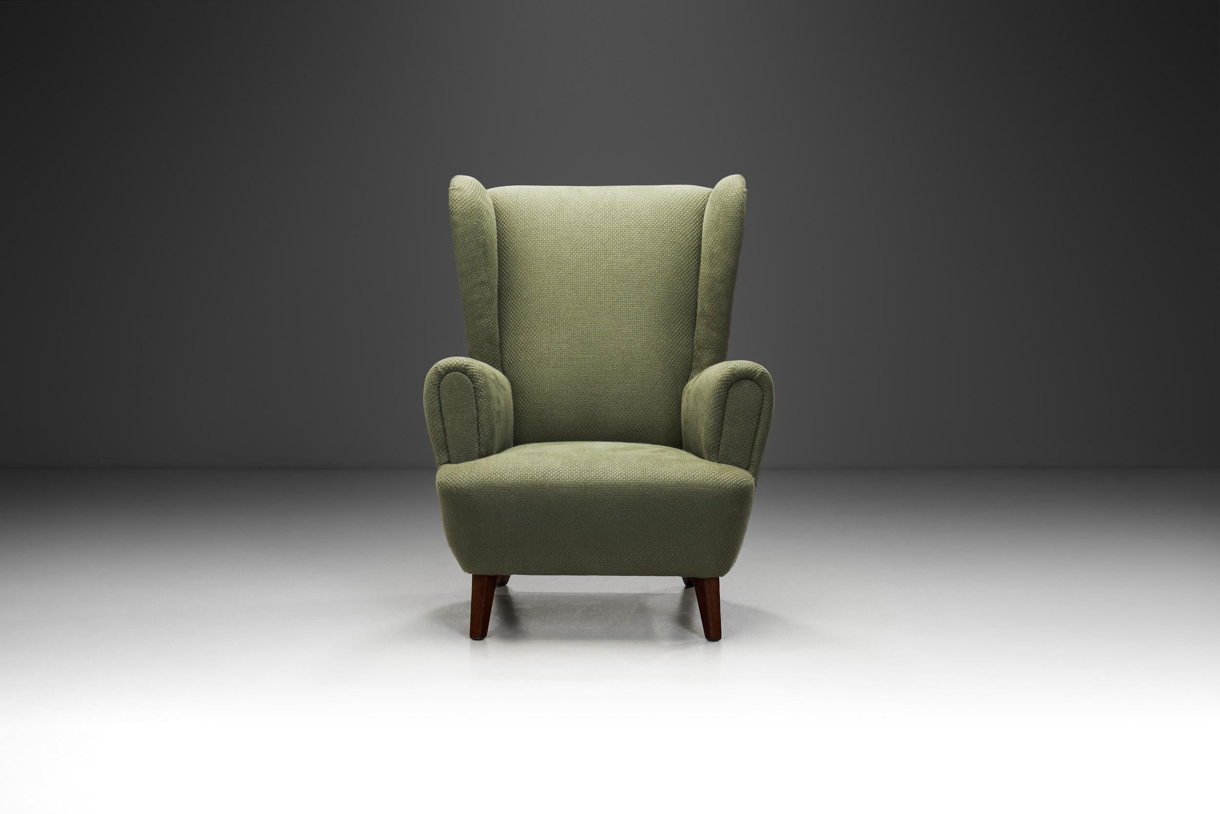 Européen Fauteuil Wingback tapissé en vert foncé, Europe, milieu du 20e siècle en vente