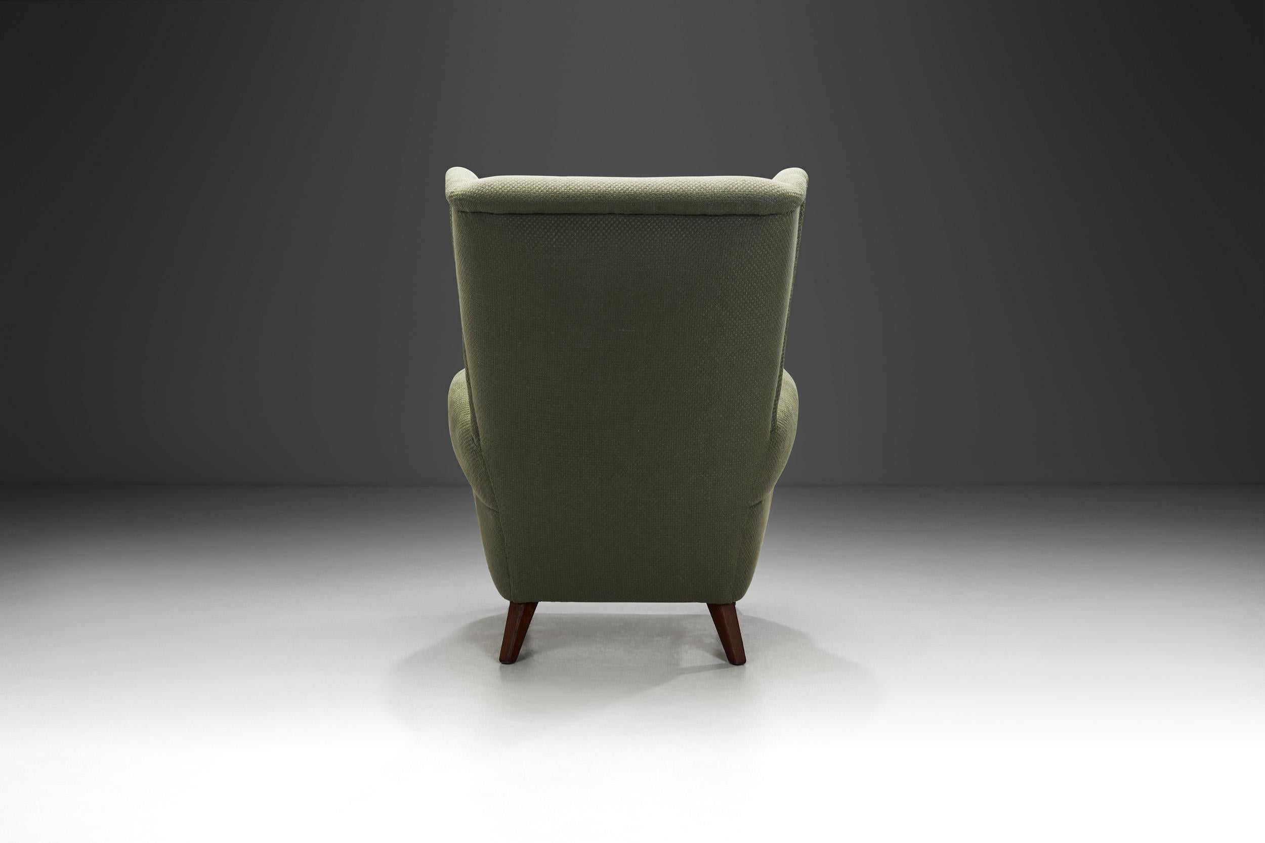 Fauteuil Wingback tapissé en vert foncé, Europe, milieu du 20e siècle Bon état - En vente à Utrecht, NL