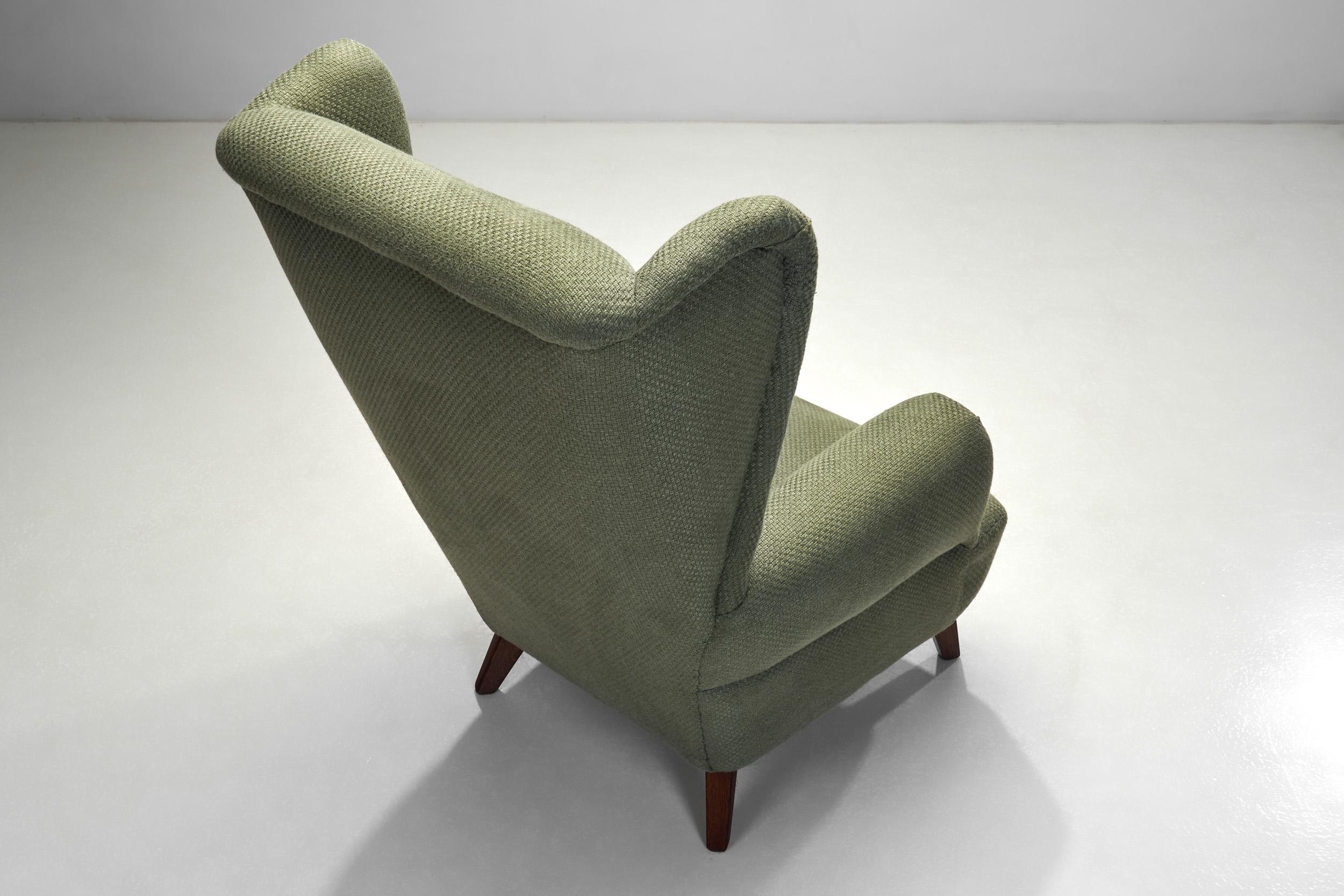 20ième siècle Fauteuil Wingback tapissé en vert foncé, Europe, milieu du 20e siècle en vente