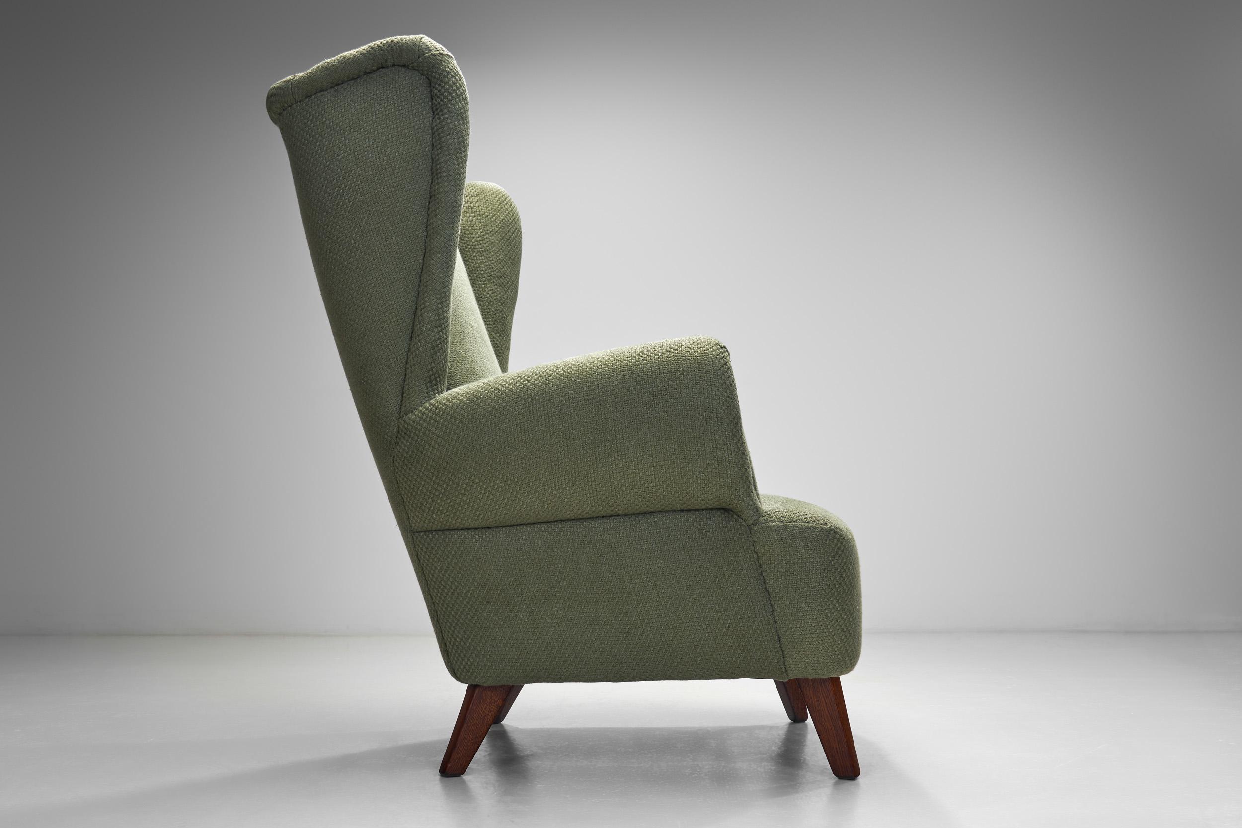 Tissu Fauteuil Wingback tapissé en vert foncé, Europe, milieu du 20e siècle en vente