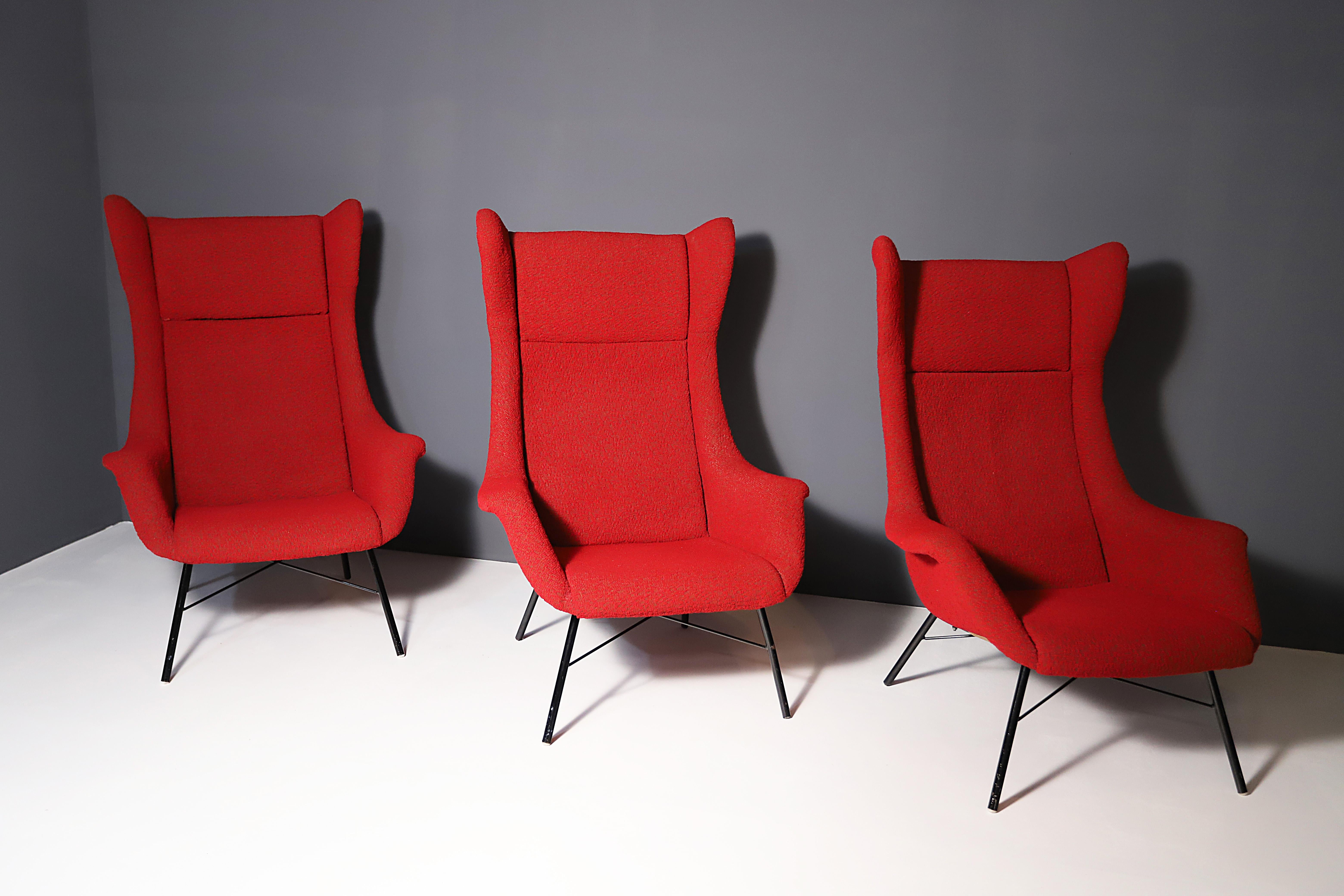 Queste sedie wingback hanno un design molto apprezzato, progettato negli anni '60 da Miroslav Navratil e Magda Sepová. La poltrona ha una struttura sottile, ma si adatta comodamente. Con una struttura in metallo e una forma avvolgente, queste sedie