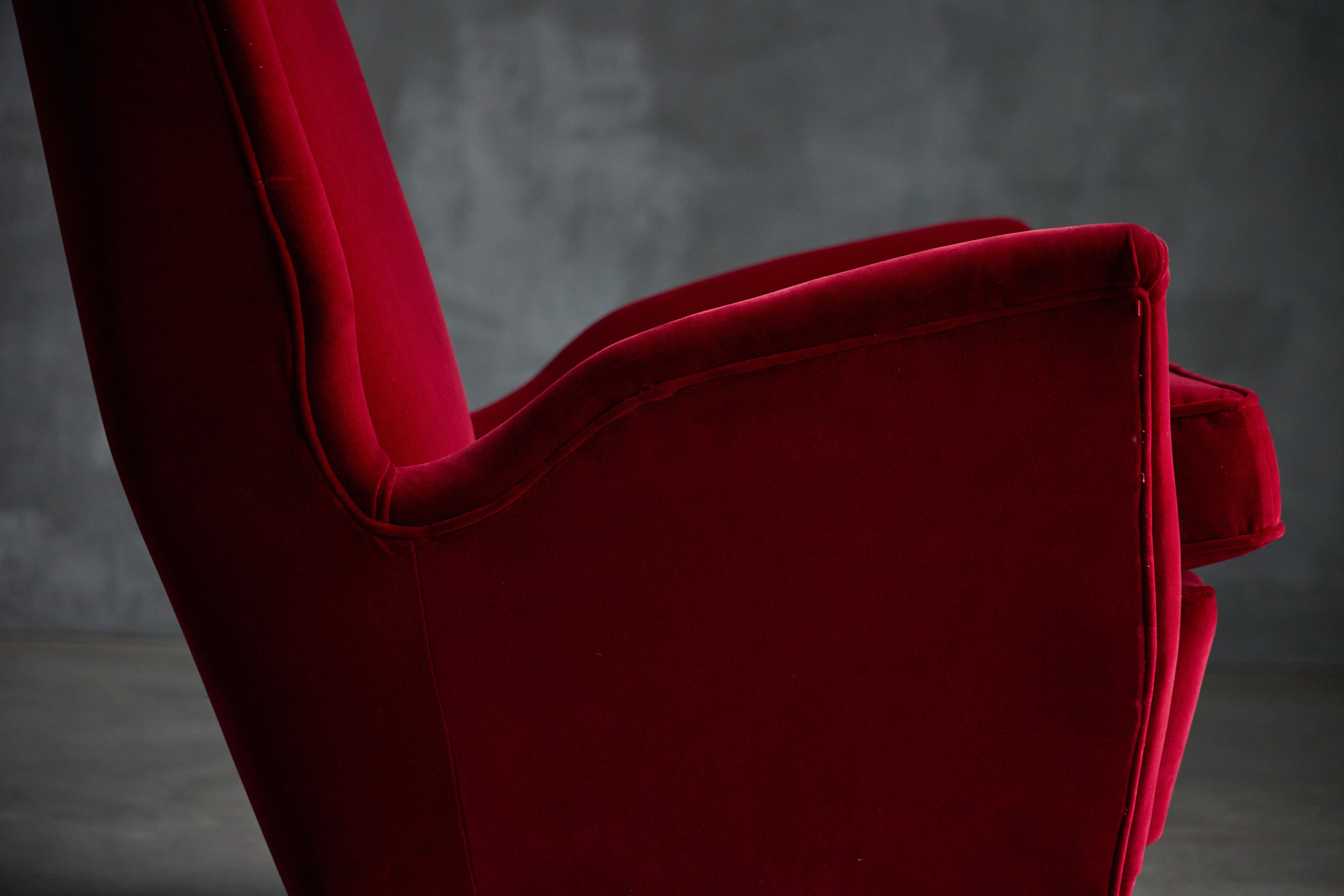 Wingback Armchairs in Red Velvet by Gio Ponti, Italy, 1950s For Sale 3