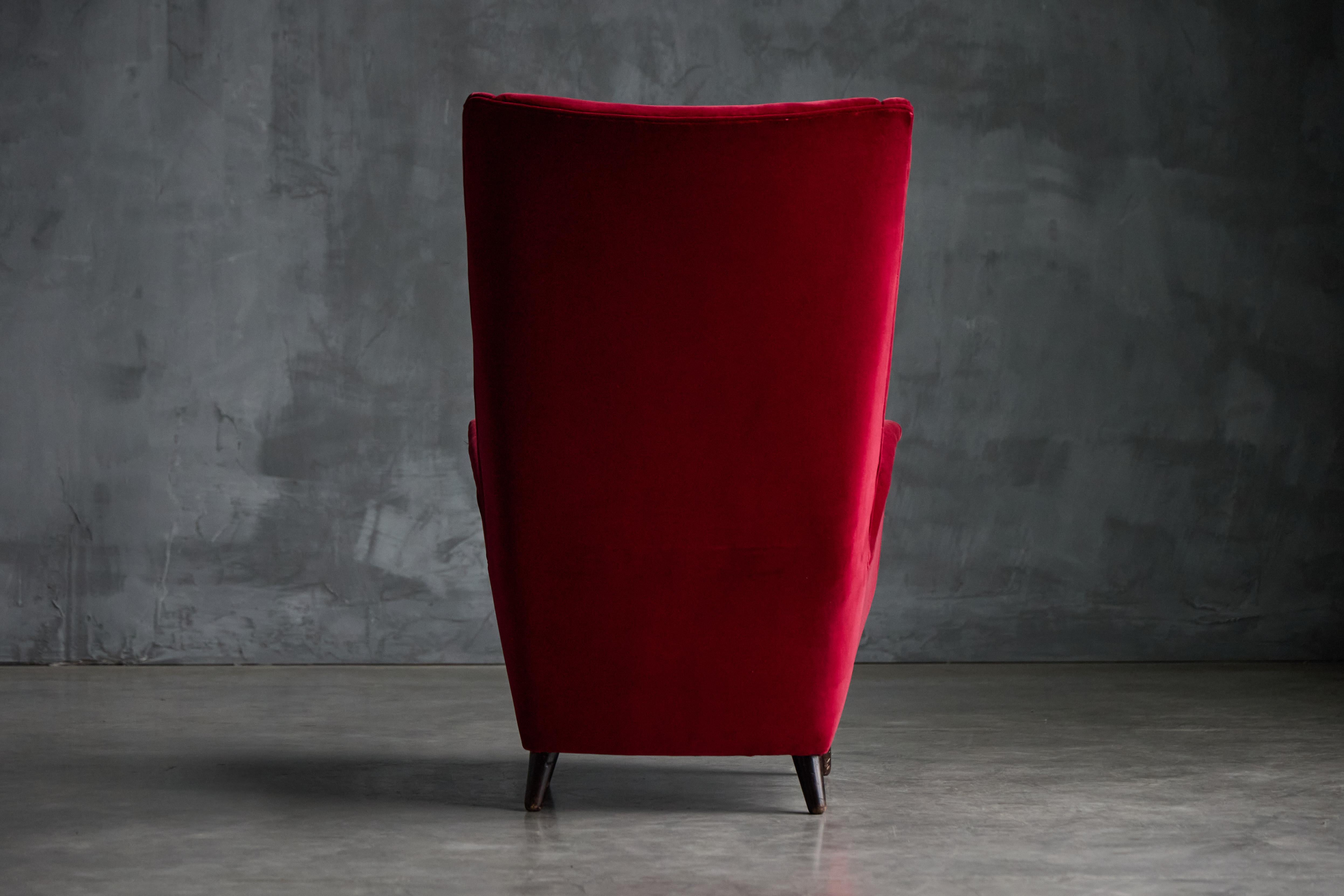 Wingback Armchairs in Red Velvet by Gio Ponti, Italy, 1950s For Sale 4