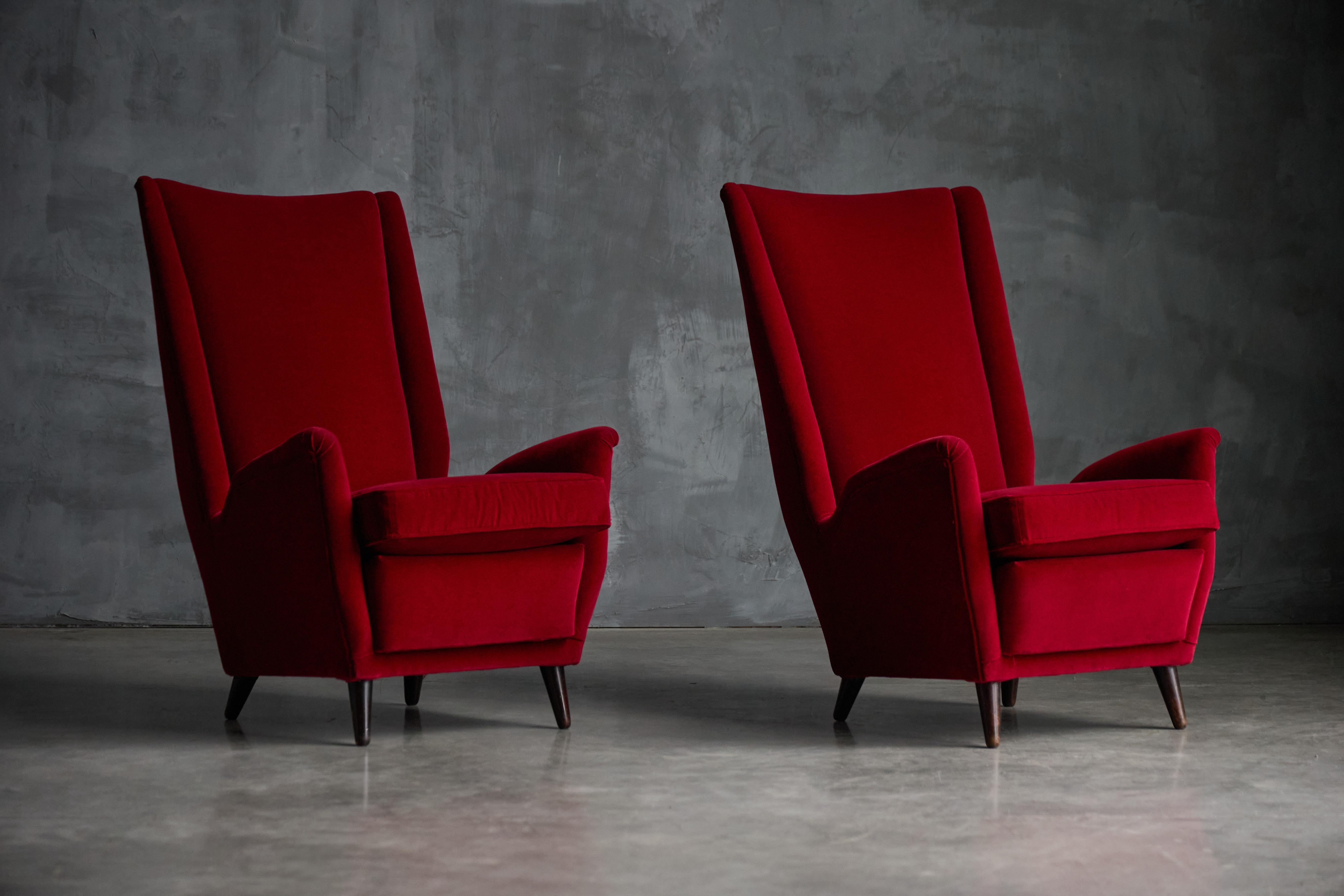 Wingback Armchairs in Red Velvet by Gio Ponti, Italy, 1950s In Excellent Condition For Sale In Antwerp, BE