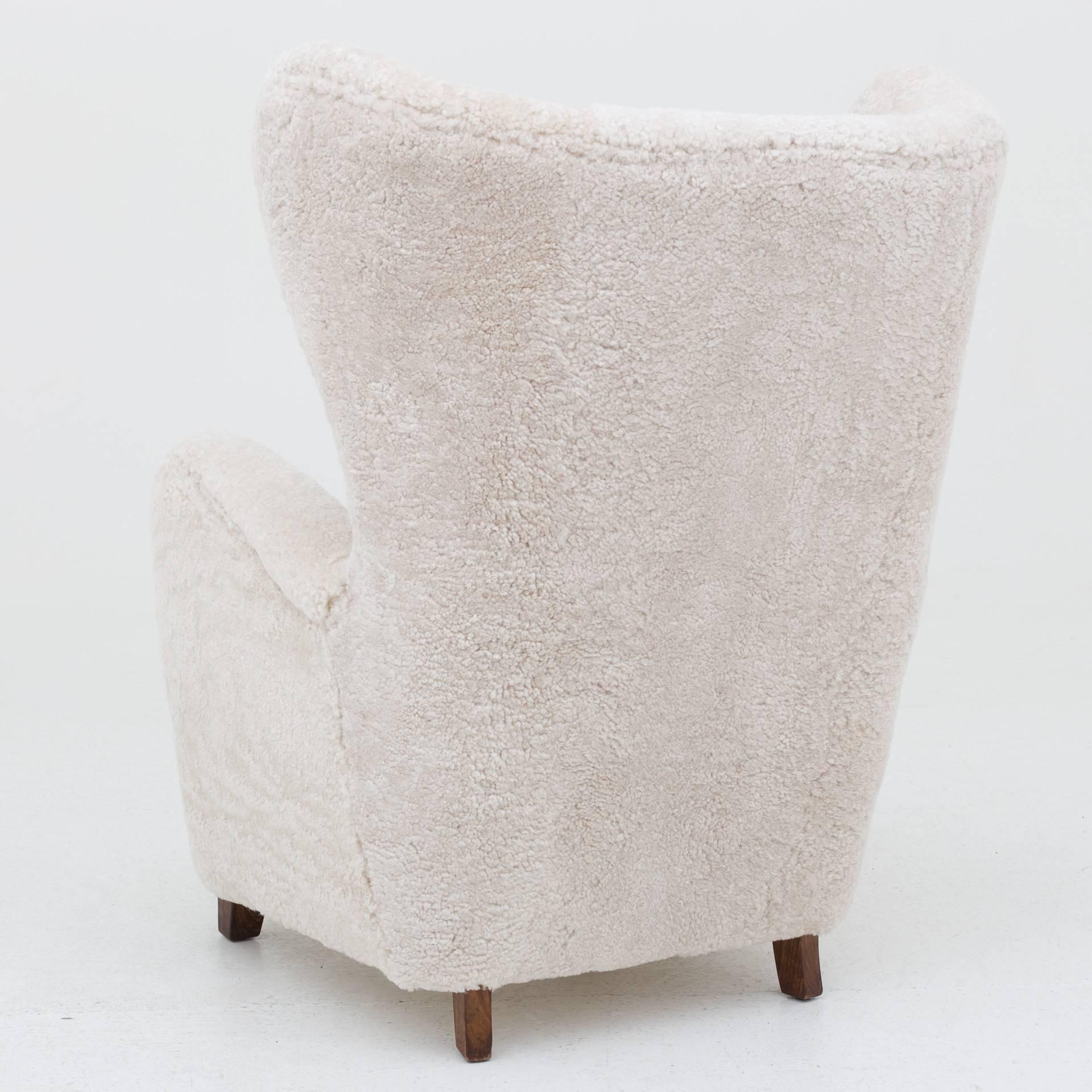 Wingback chair upholstered with lambs wool Moonlight 09. Legs in beech.