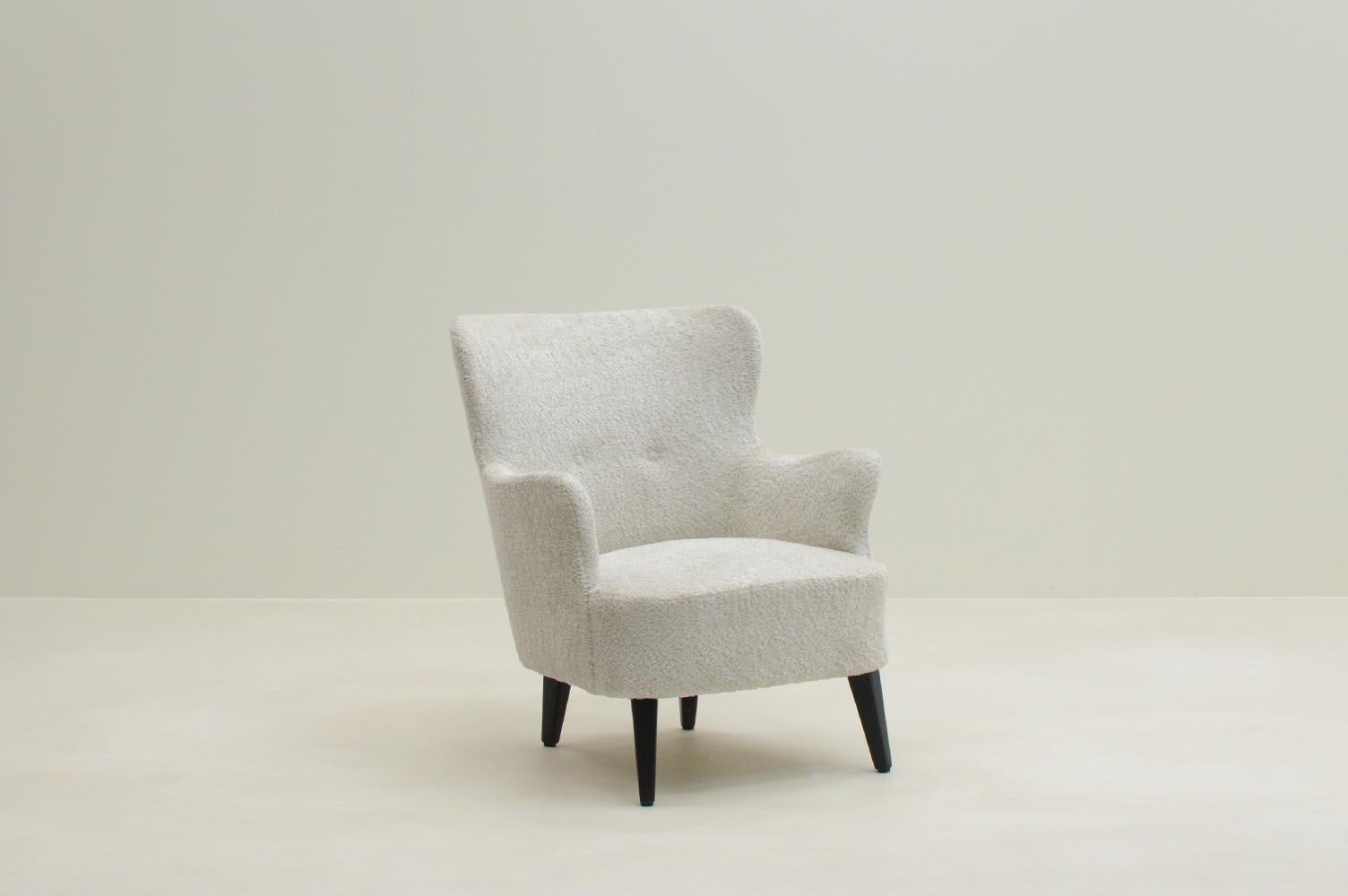 Chaise à dossier de Theo Ruth pour Artifort, années 1950, Pays-Bas. Theo Ruth (1915- 1971) a été l'un des premiers concepteurs d'Artifort. Ce modèle classique est retapissé dans un fin tissu teddy blanc et possède des pieds en bois massif noir. En