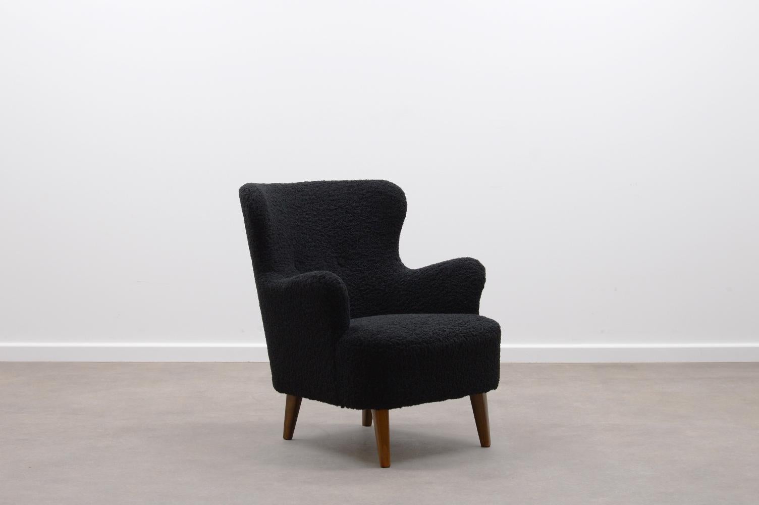 Wingback chair by Theo Ruth for Artifort, 50’s Netherlands. Classic model reupholstered in a thick black teddy fabric and solid wooden legs. Inn very good condition. 

