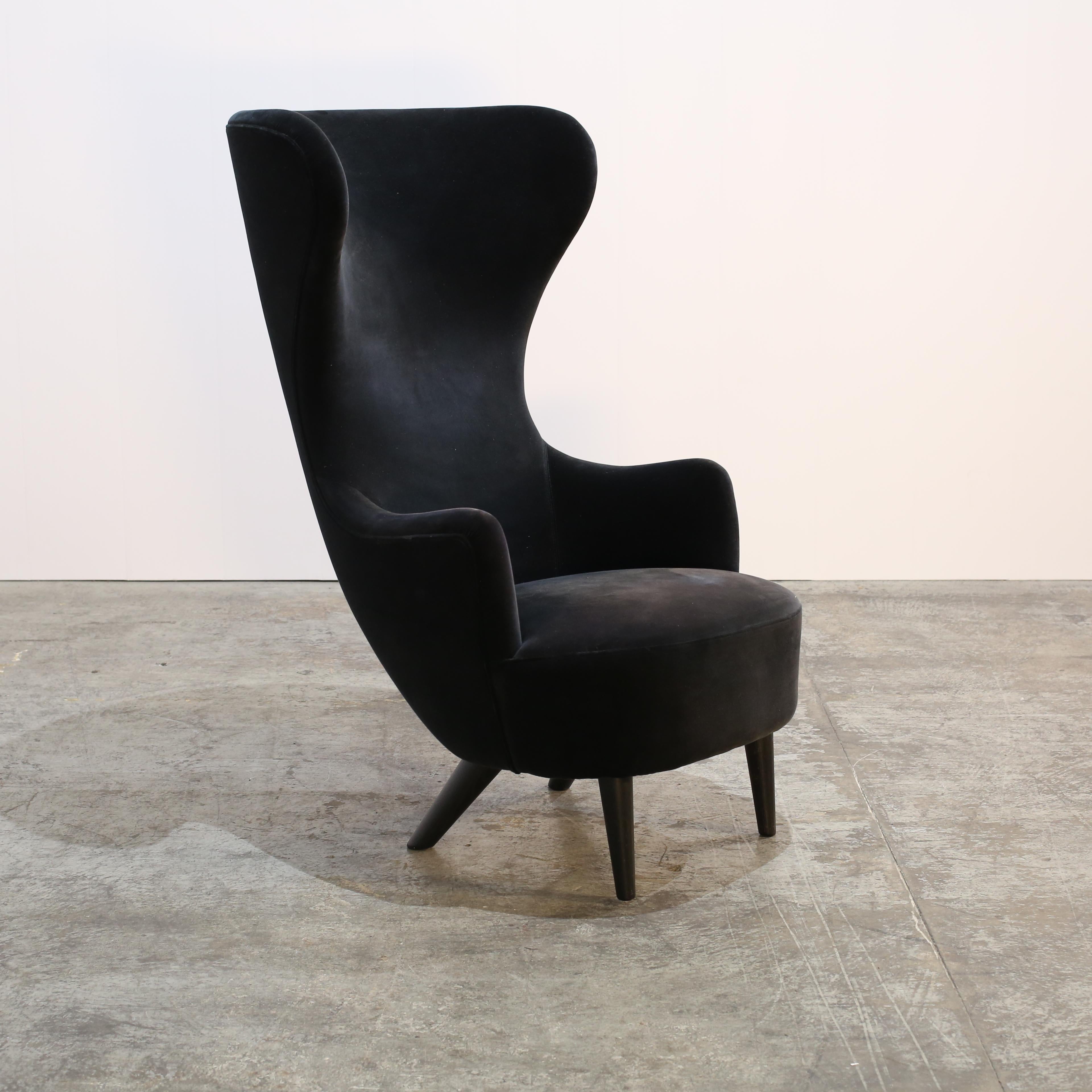 Ti presentiamo la splendida sedia Wingback del famoso designer Tom Dixon. Realizzata con la massima attenzione ai dettagli, questa sedia presenta un design elegante e moderno che eleverà qualsiasi spazio. Il lussuoso rivestimento in velluto aggiunge