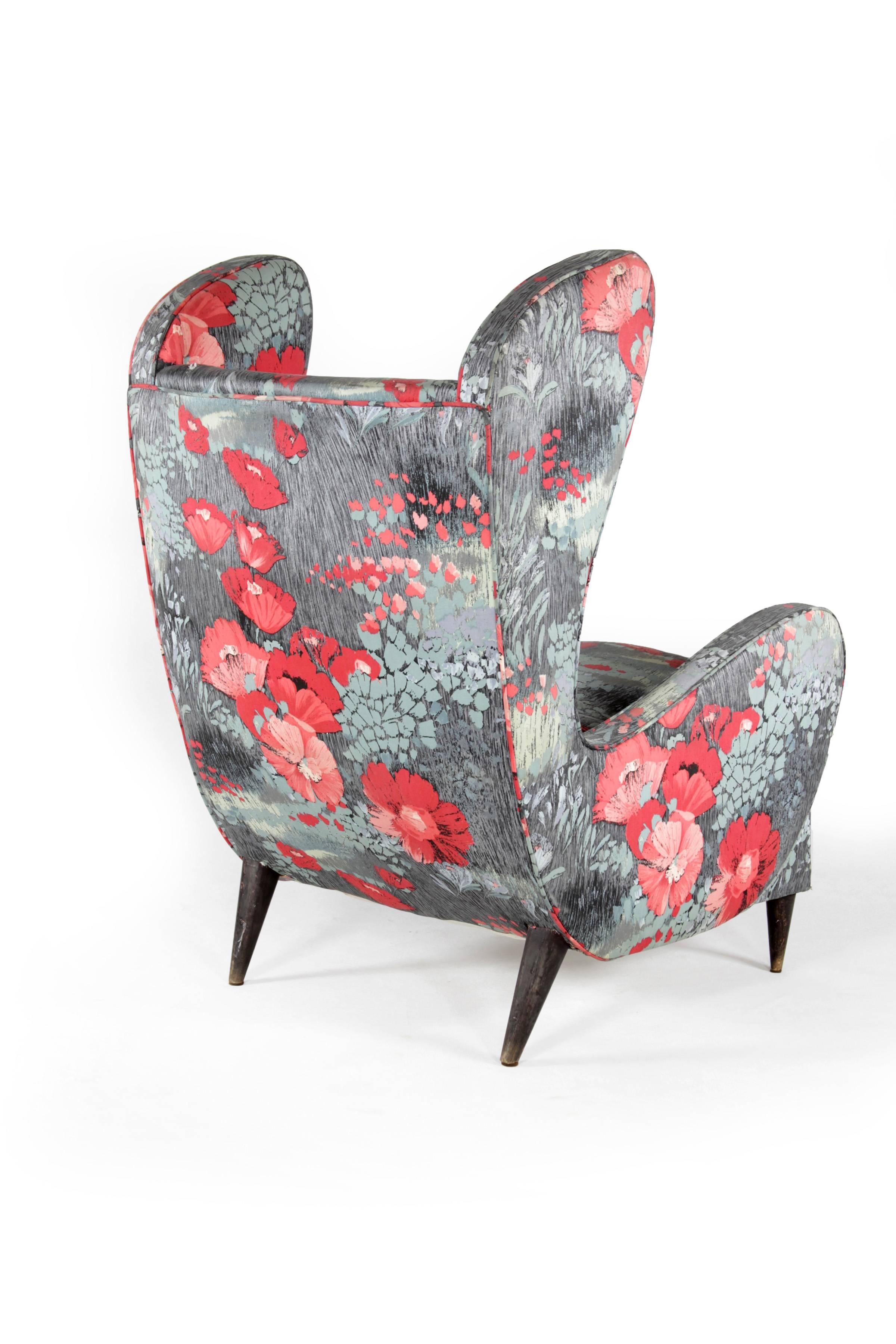 This wing chair was designed in Italy in the 1940s. The well-upholstered furniture body is covered with the extravagant and very striking original cover with floral motif. The armchair is in good original vintage condition.

Do not hesitate to