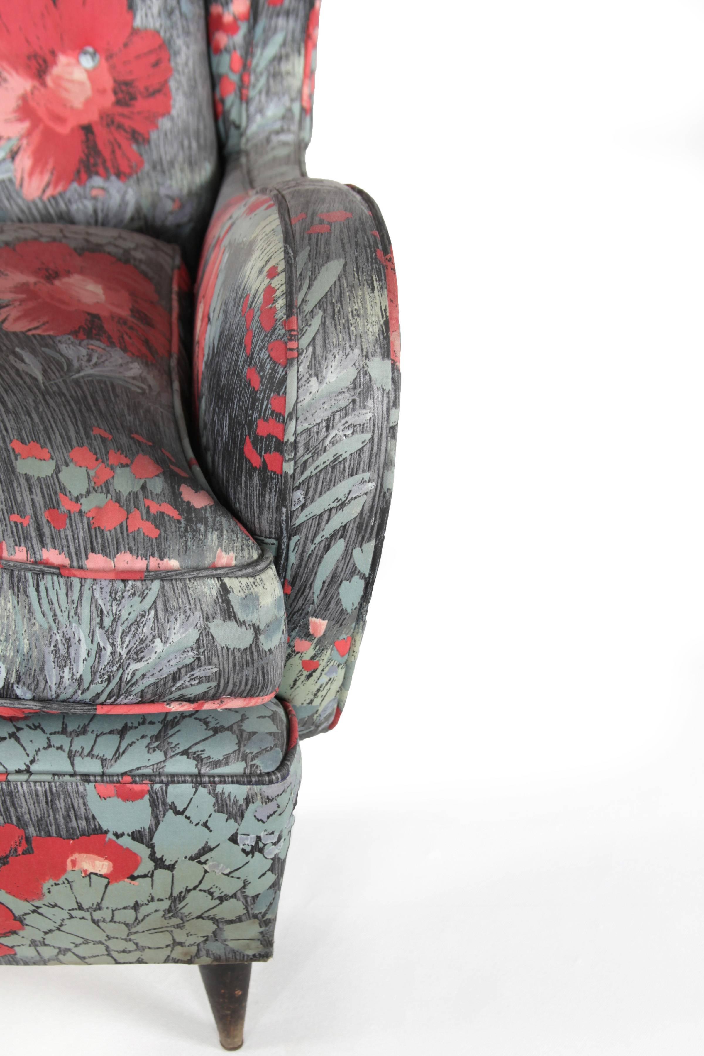 huge Wingback Chair with floral silk fabric, Italy, 1940s In Good Condition For Sale In Wolfurt, AT