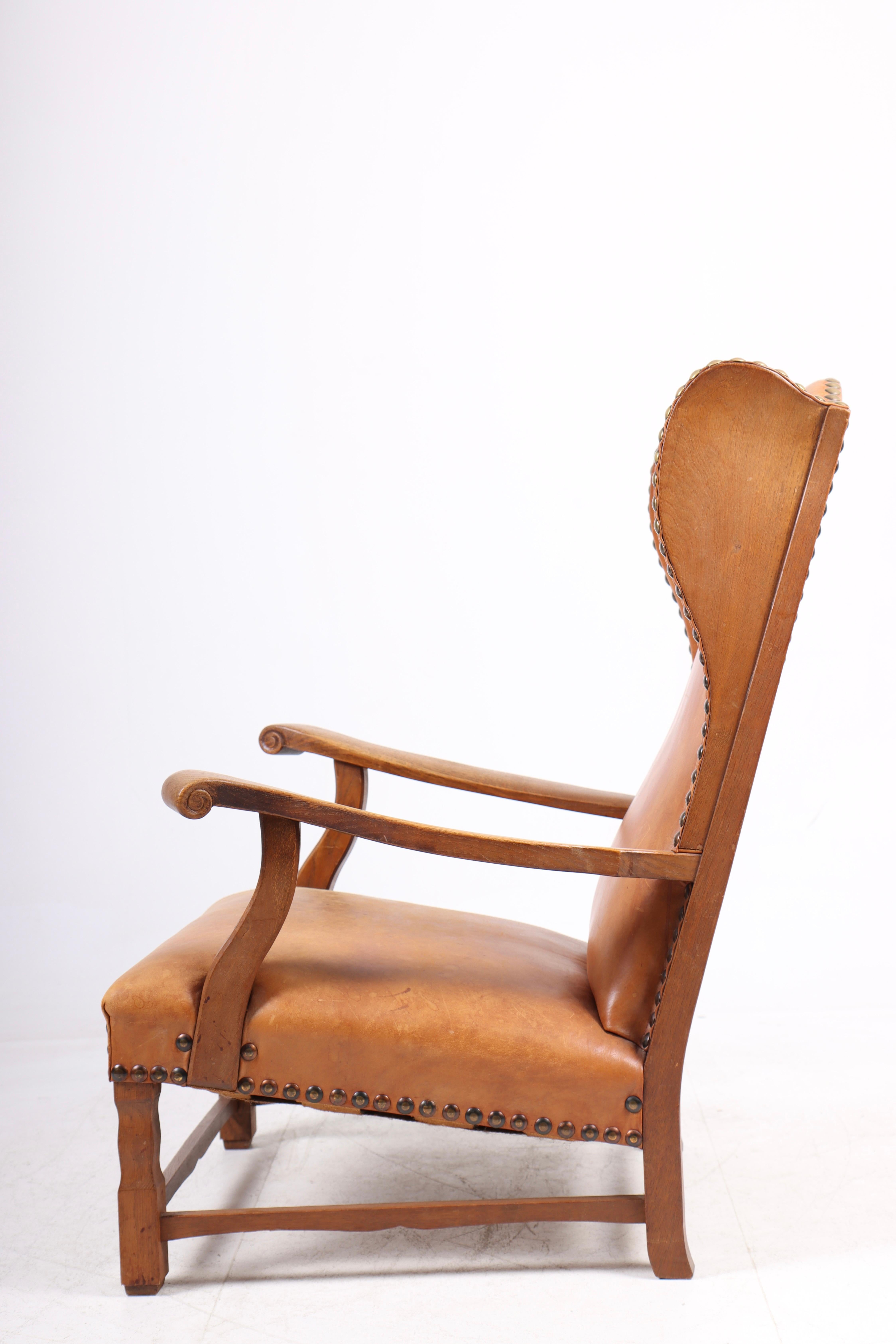 Silla Wingback de roble macizo y cuero patinado, ebanista danés, años 40 3