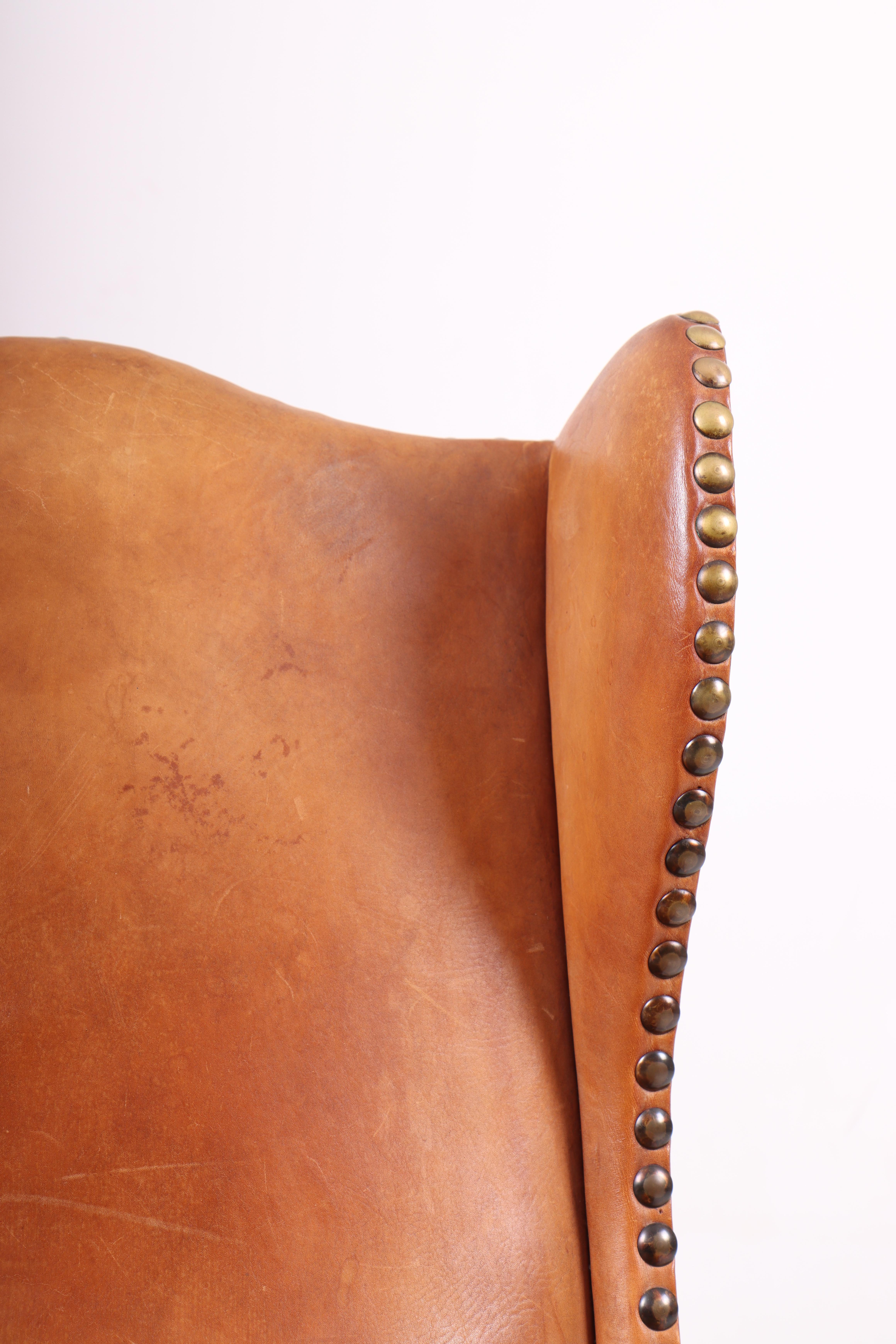 Silla Wingback de roble macizo y cuero patinado, ebanista danés, años 40 Danés