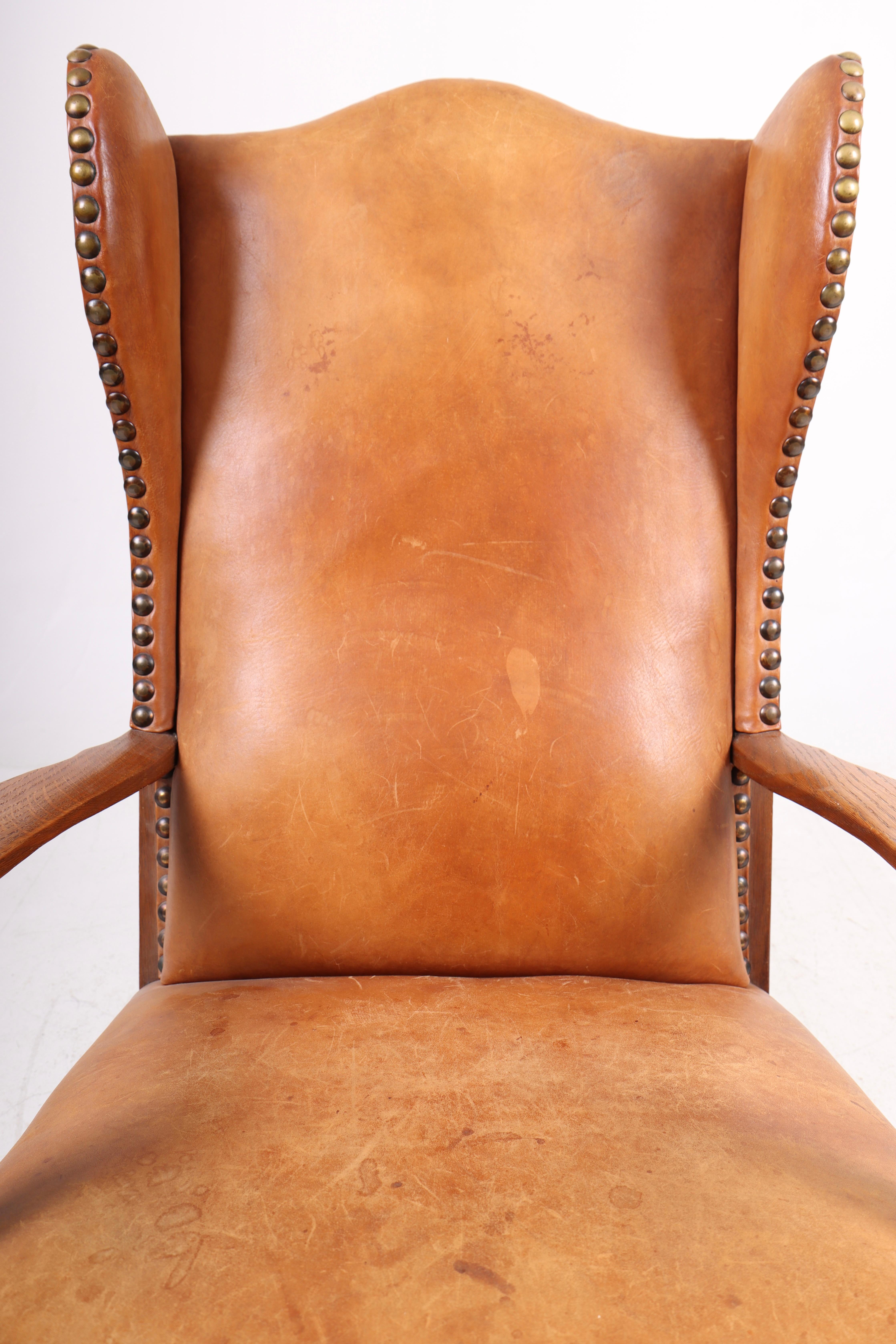Silla Wingback de roble macizo y cuero patinado, ebanista danés, años 40 en Bueno Estado en Lejre, DK