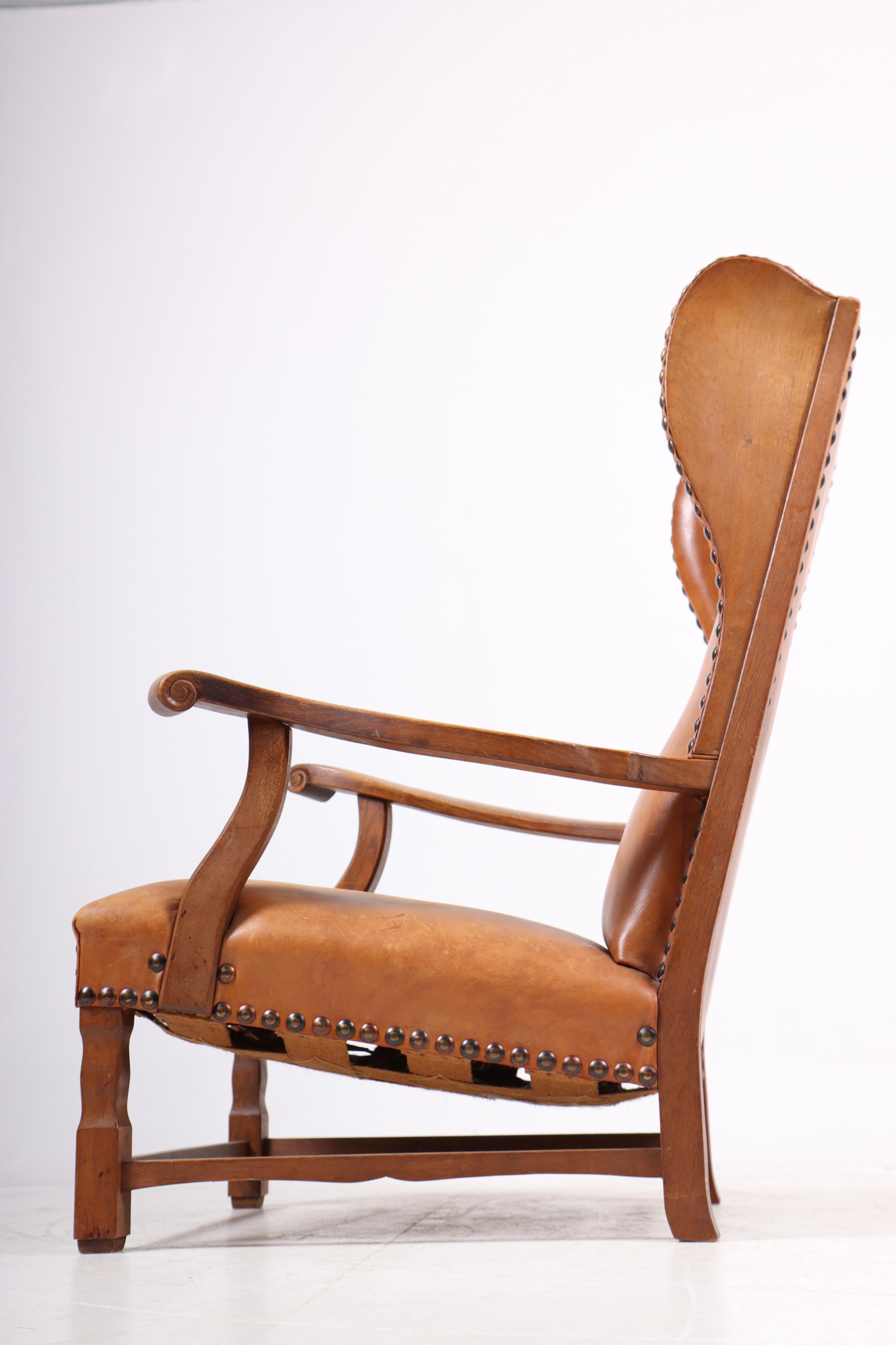 Silla Wingback de roble macizo y cuero patinado, ebanista danés, años 40 Roble